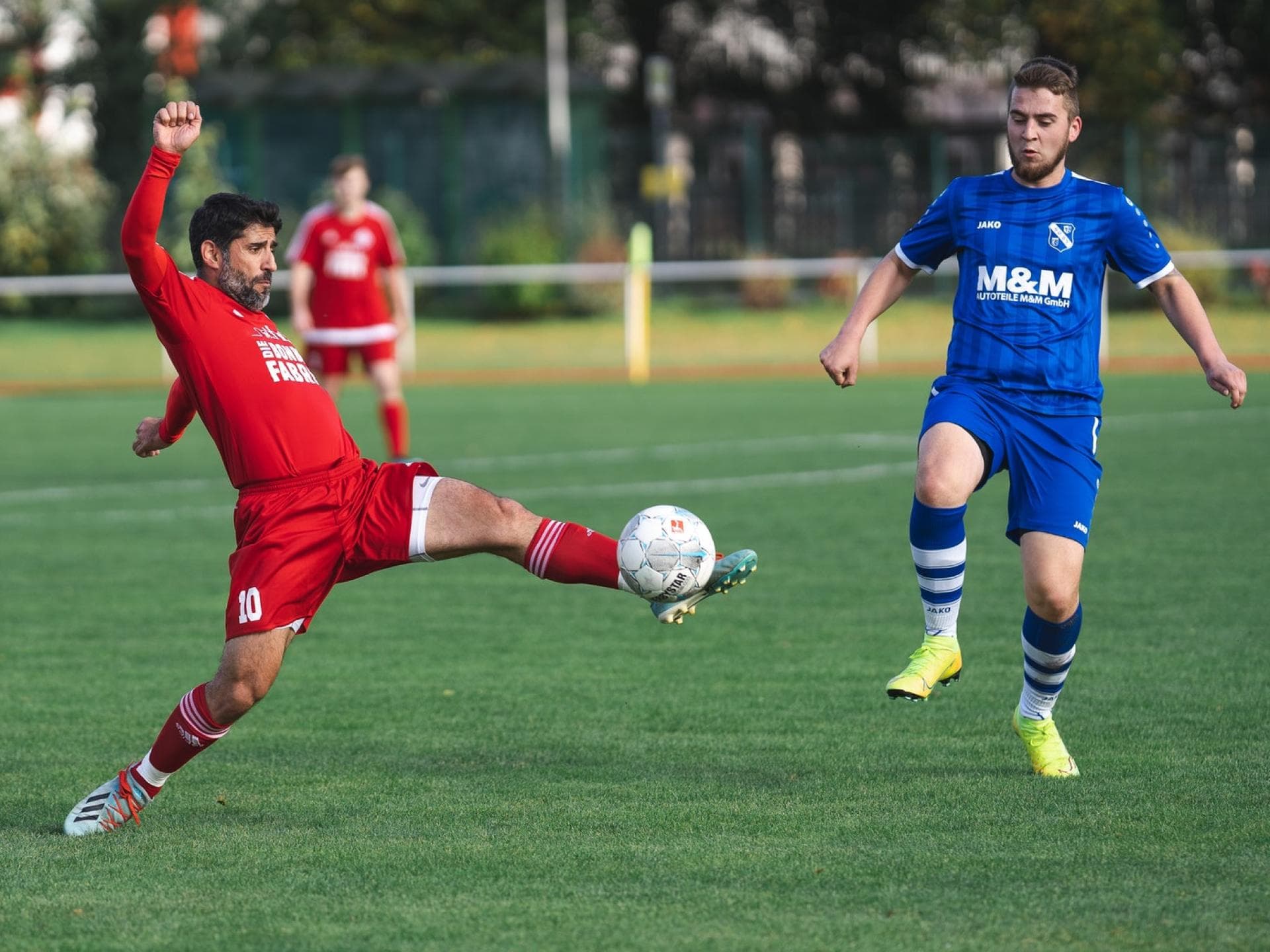 Zwei Fußballer im Zweikampf