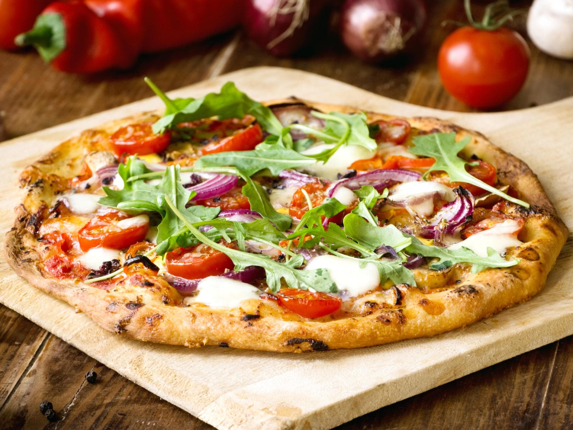 Pizza auf einem Brett