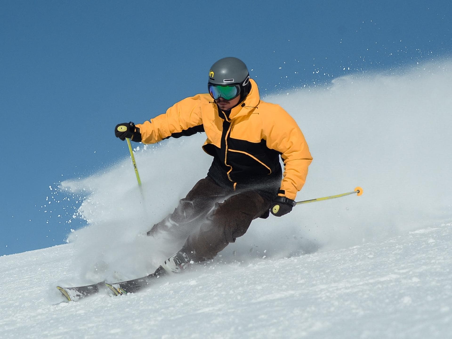 Mann fährt Ski im Schnee