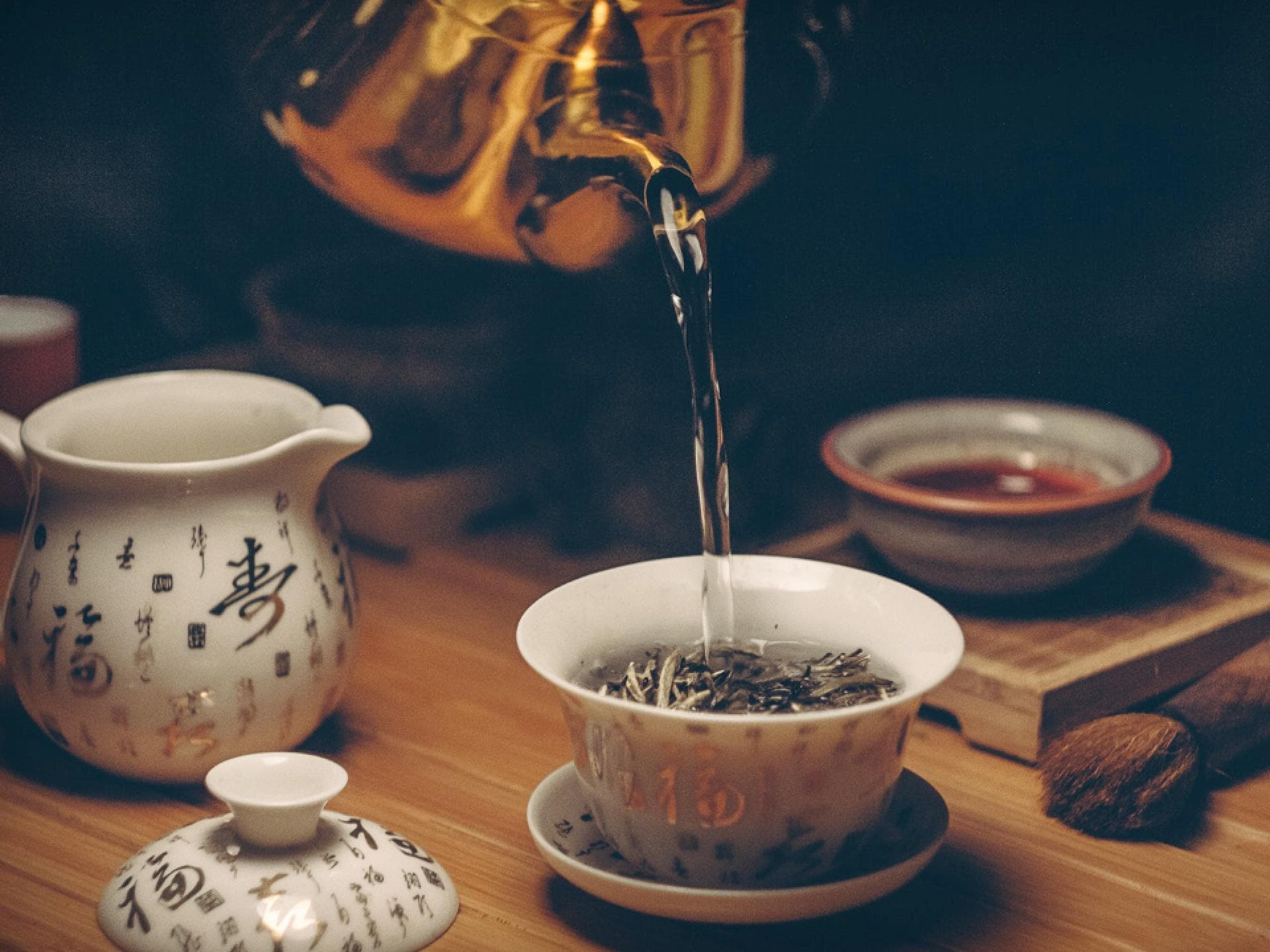 Tee wird in eine Tasse gegossen