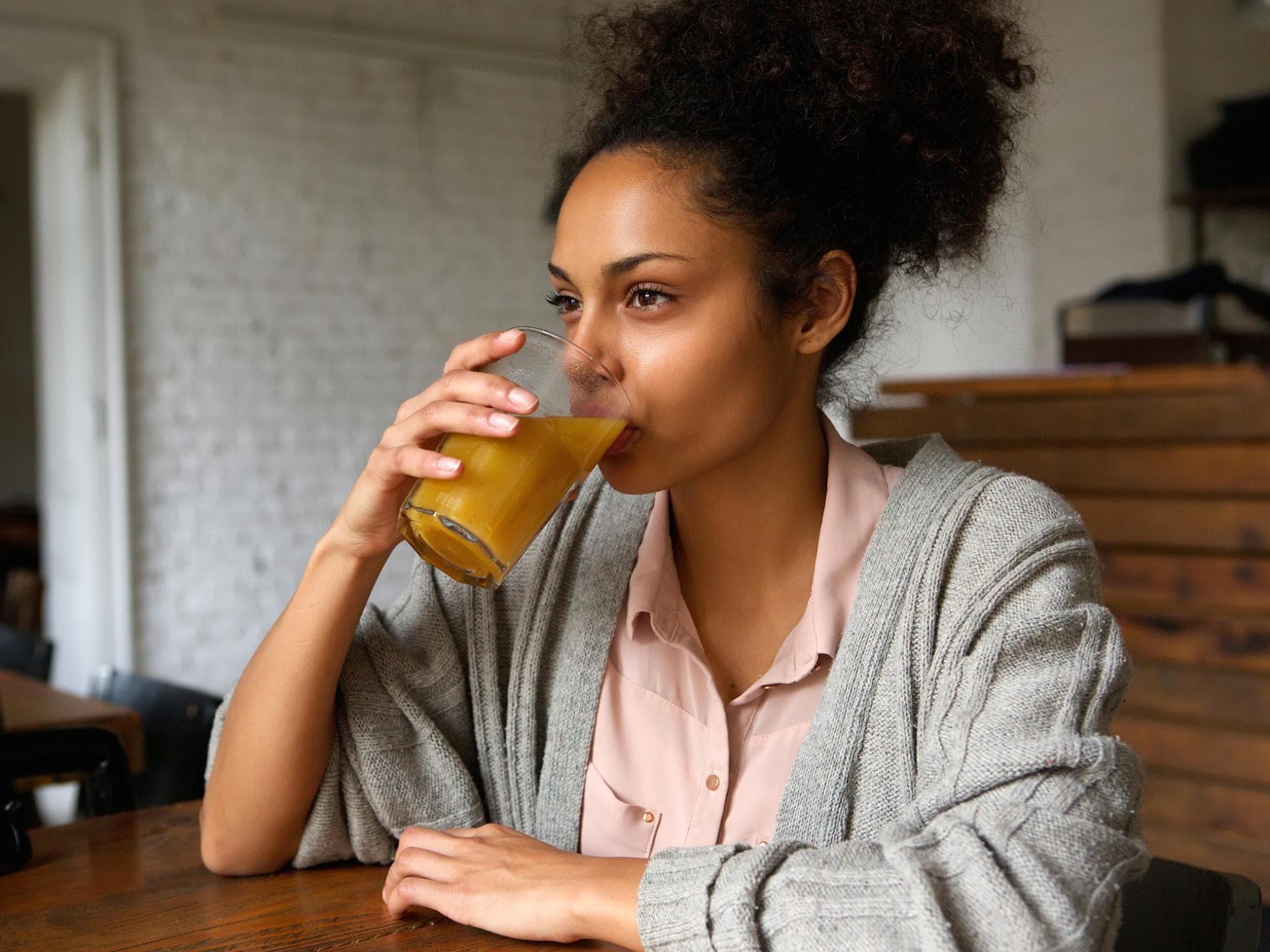 Frau trinkt Saft