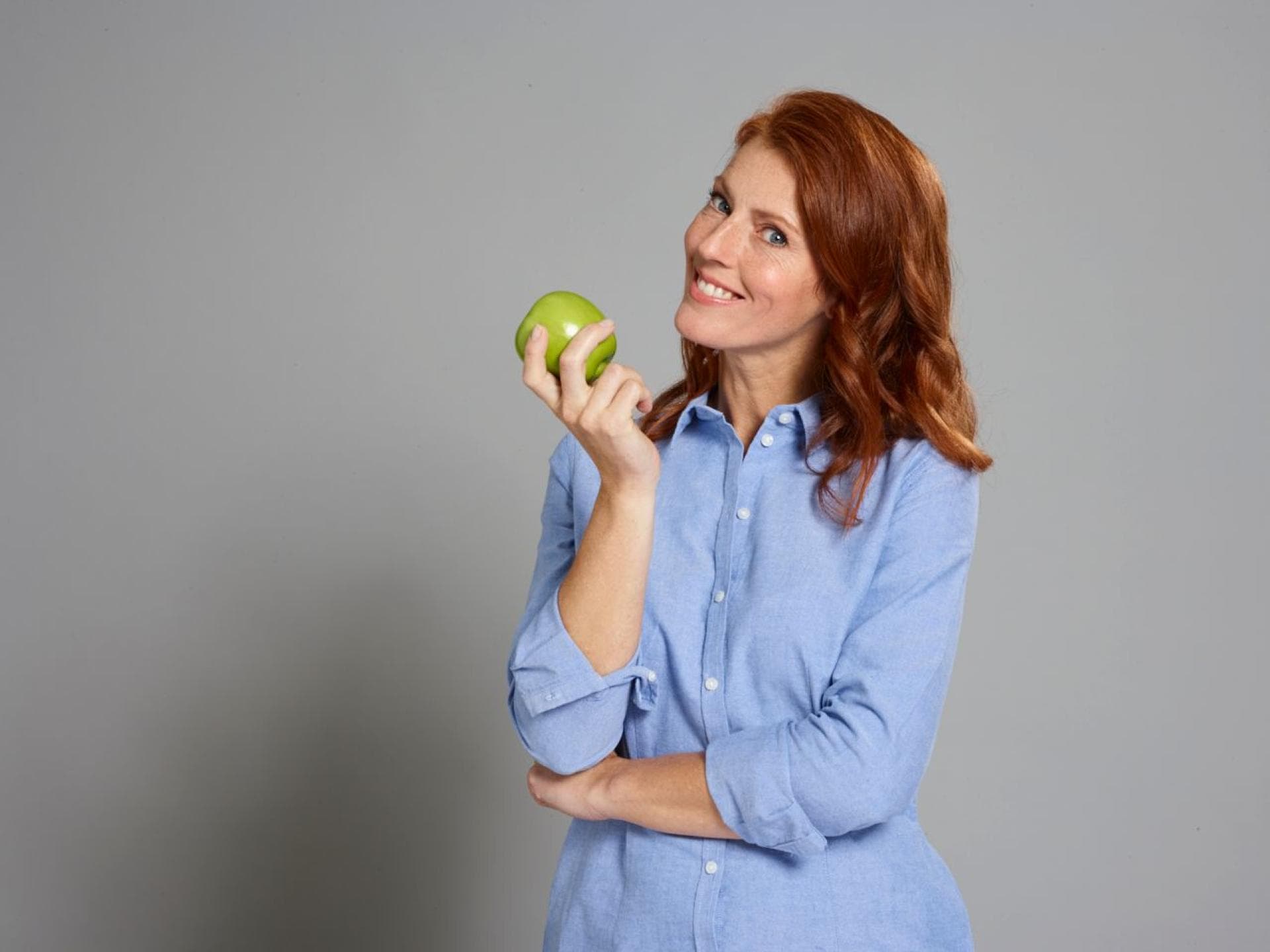 Frau mit Apfel in der Hand