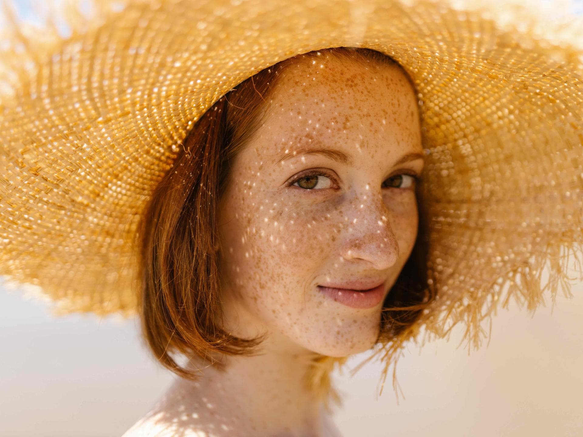 Frau mit Sonnenhut