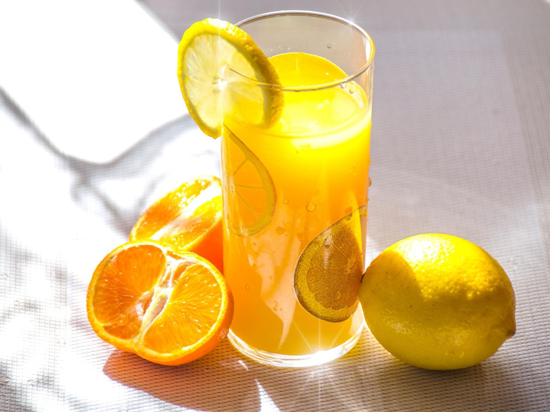 Fruchtsaft aus Orangen und Zitronen