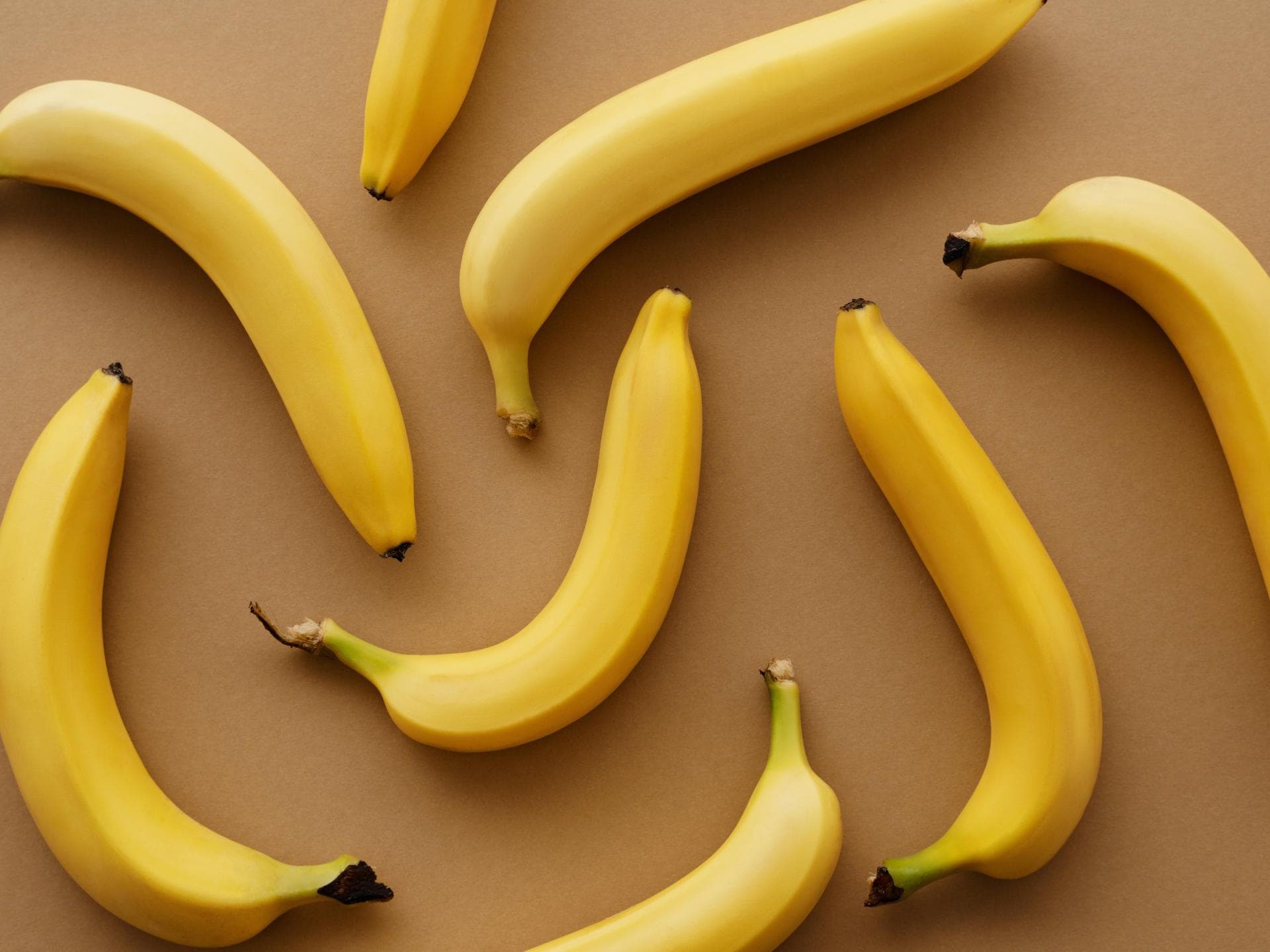 Bananen sind reich an Tryptophan, das unser Körper in Serotonin umwandelt. Bananen