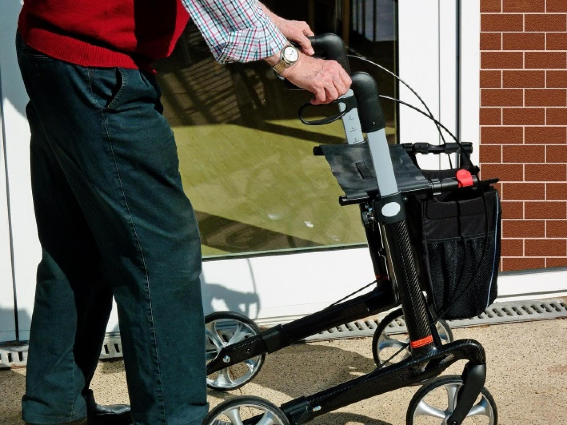Älterer Herr mit Rollator