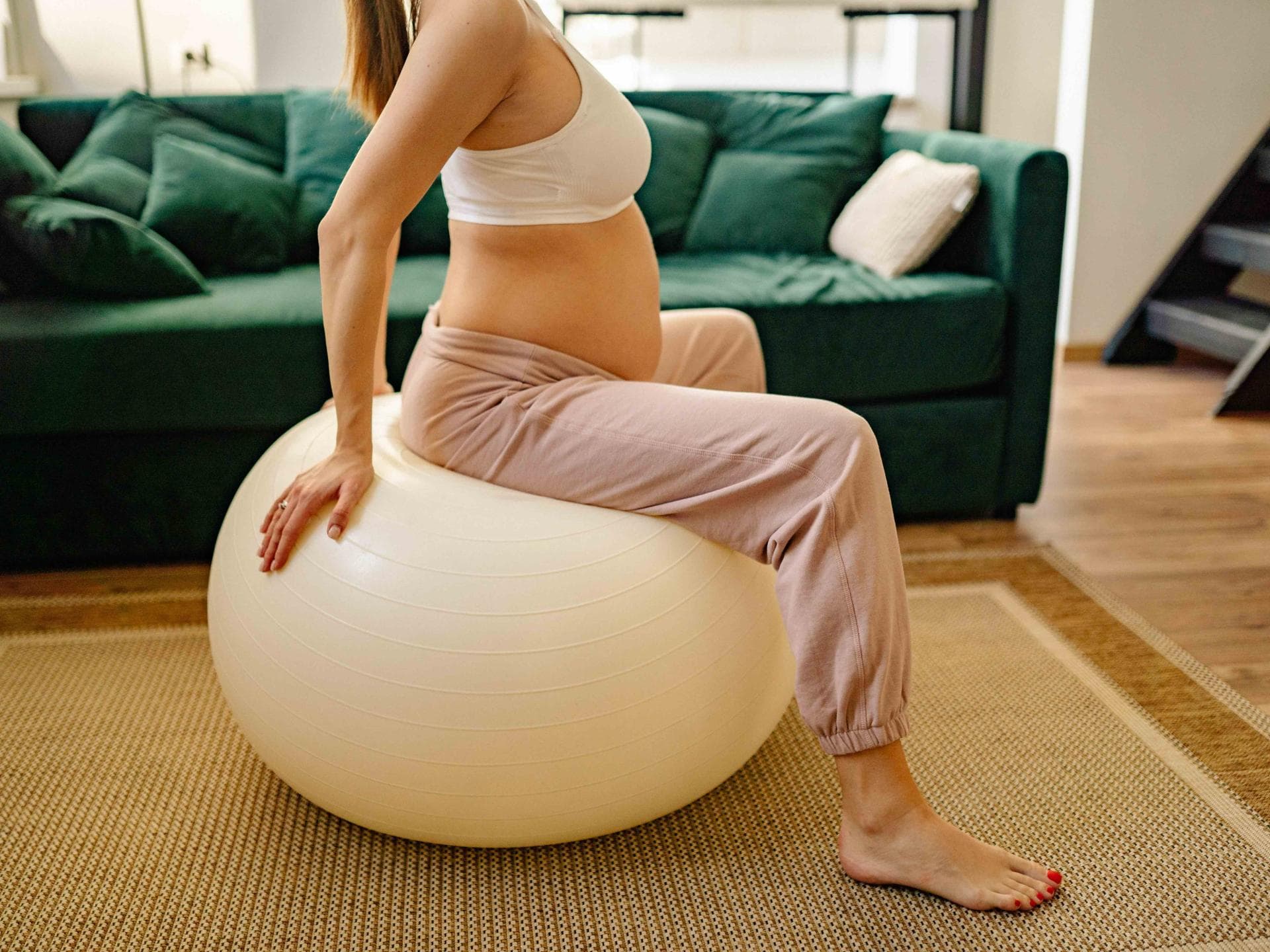 Schwangere Frau auf Gymnastikball Schwangere Frau auf Gymnastikball