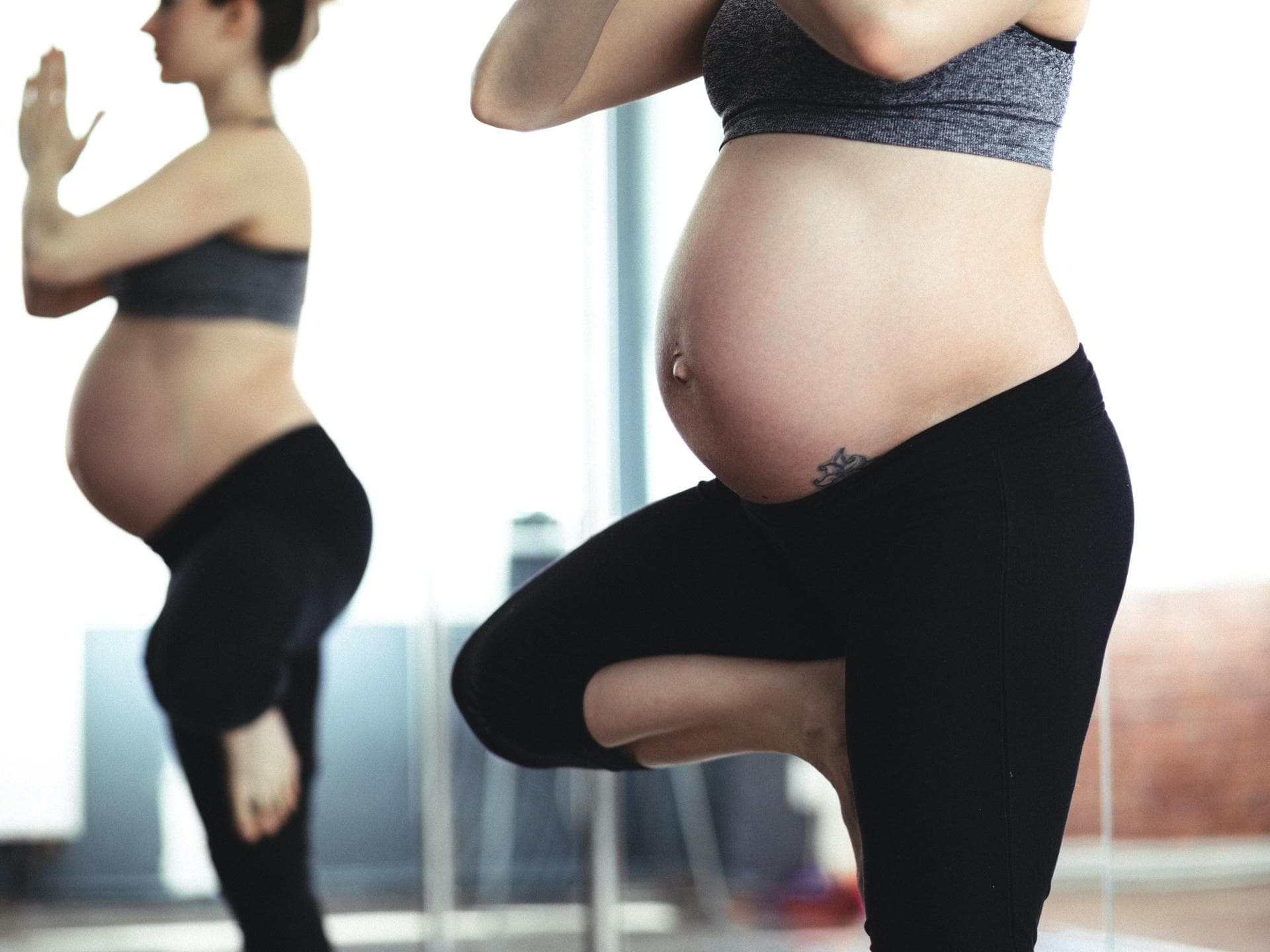 Schwangere macht Yoga Schwangere macht Yoga