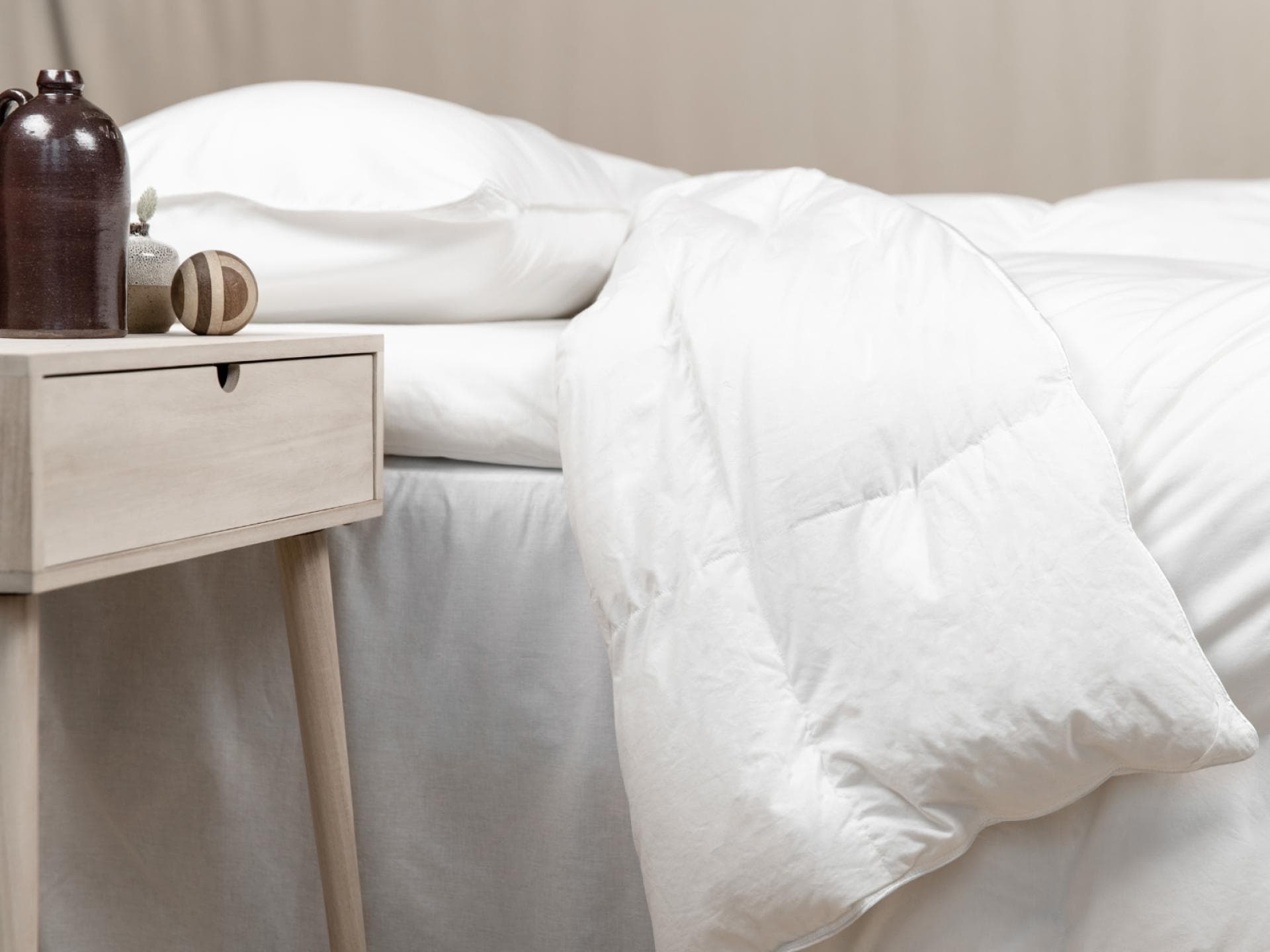 Ein Bett mit Gewichtsdecke und ein Nachttisch