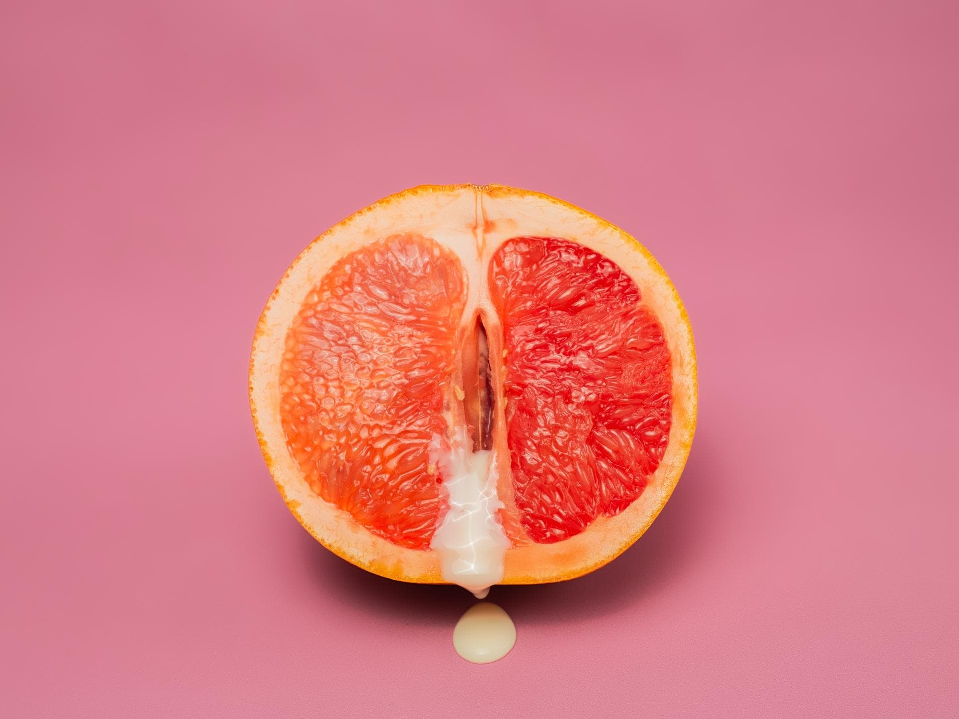 Grapefruit mit weißer Flüssigkeit