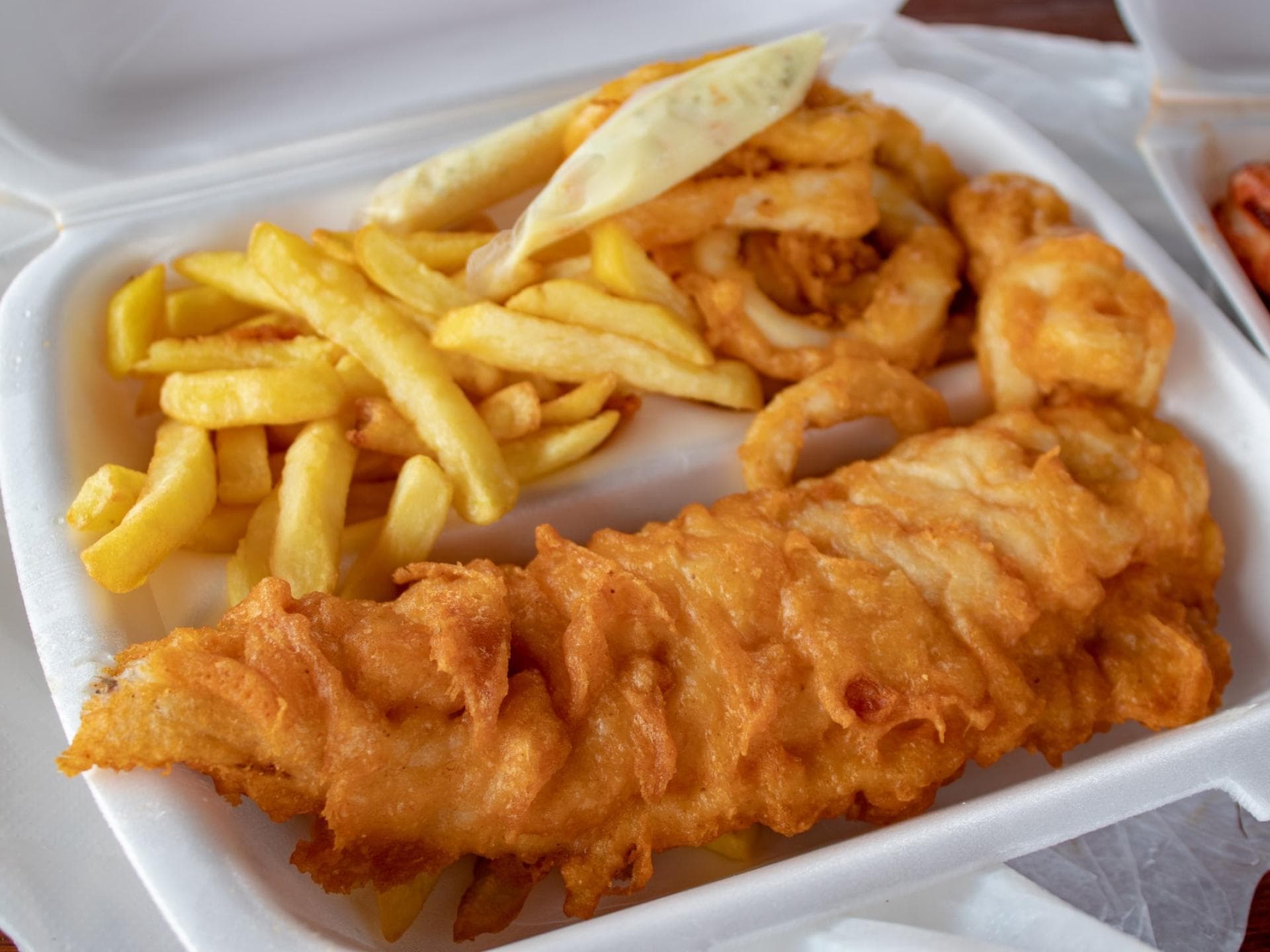 Fish and Chips in einer Transportbox