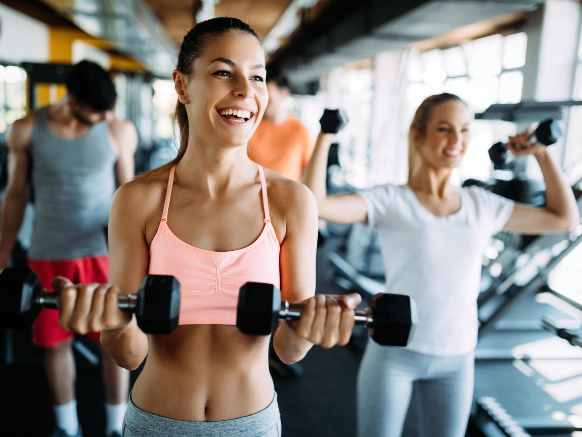 Gruppe trainiert mit Hanteln im Fitnessstudio