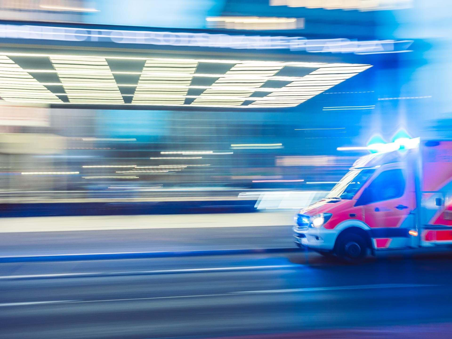 Krankenwagen mit Blaulicht rast auf Straße