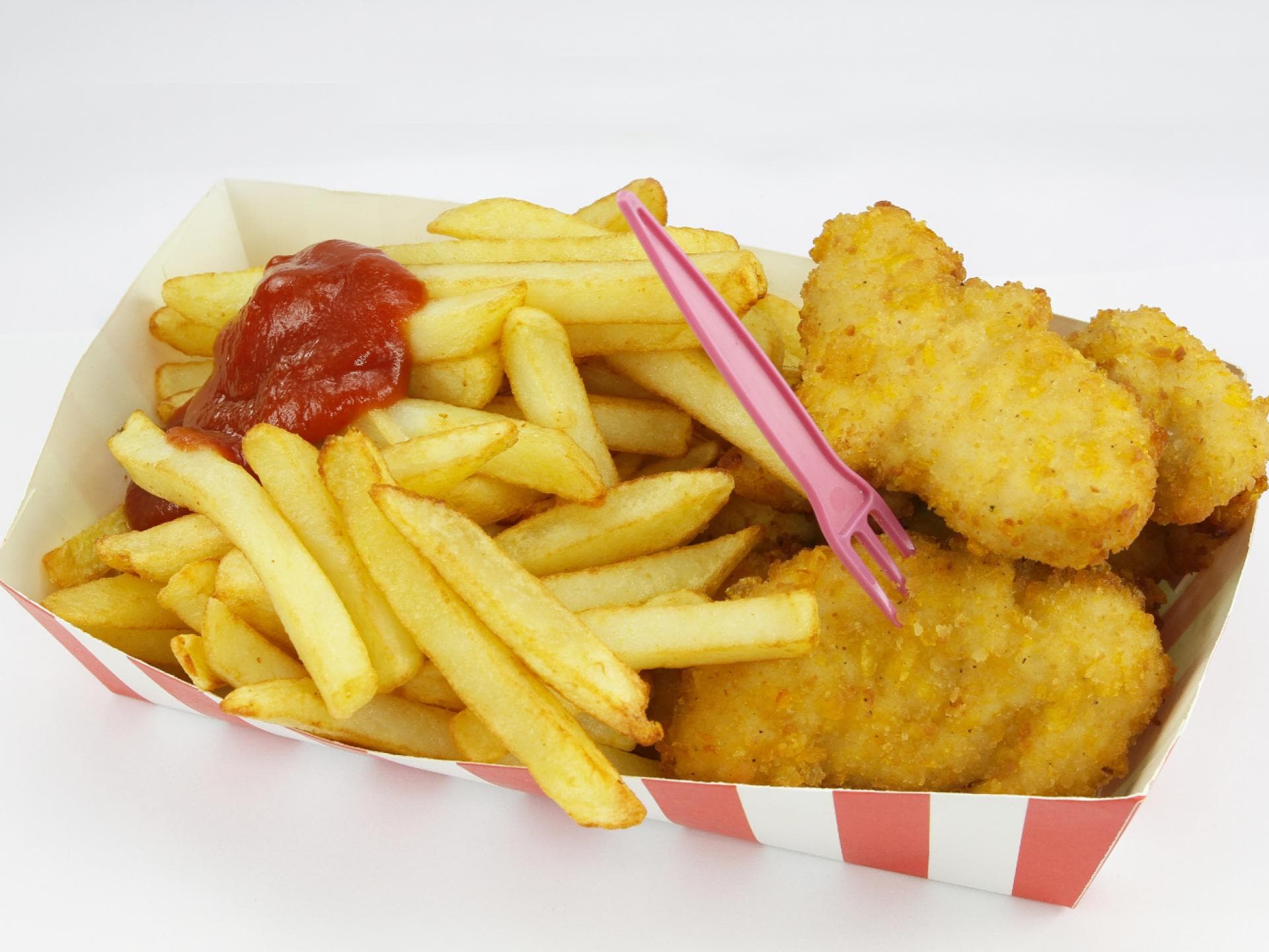 Pommes, Chickennuggets und Ketchup in einer Schale