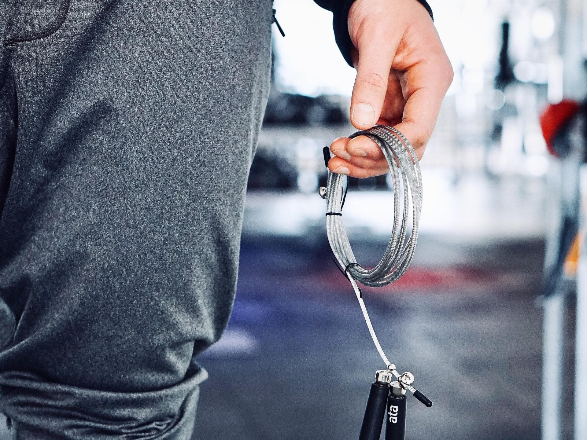 Nahaufnahme Mann mit Springseil im Gym