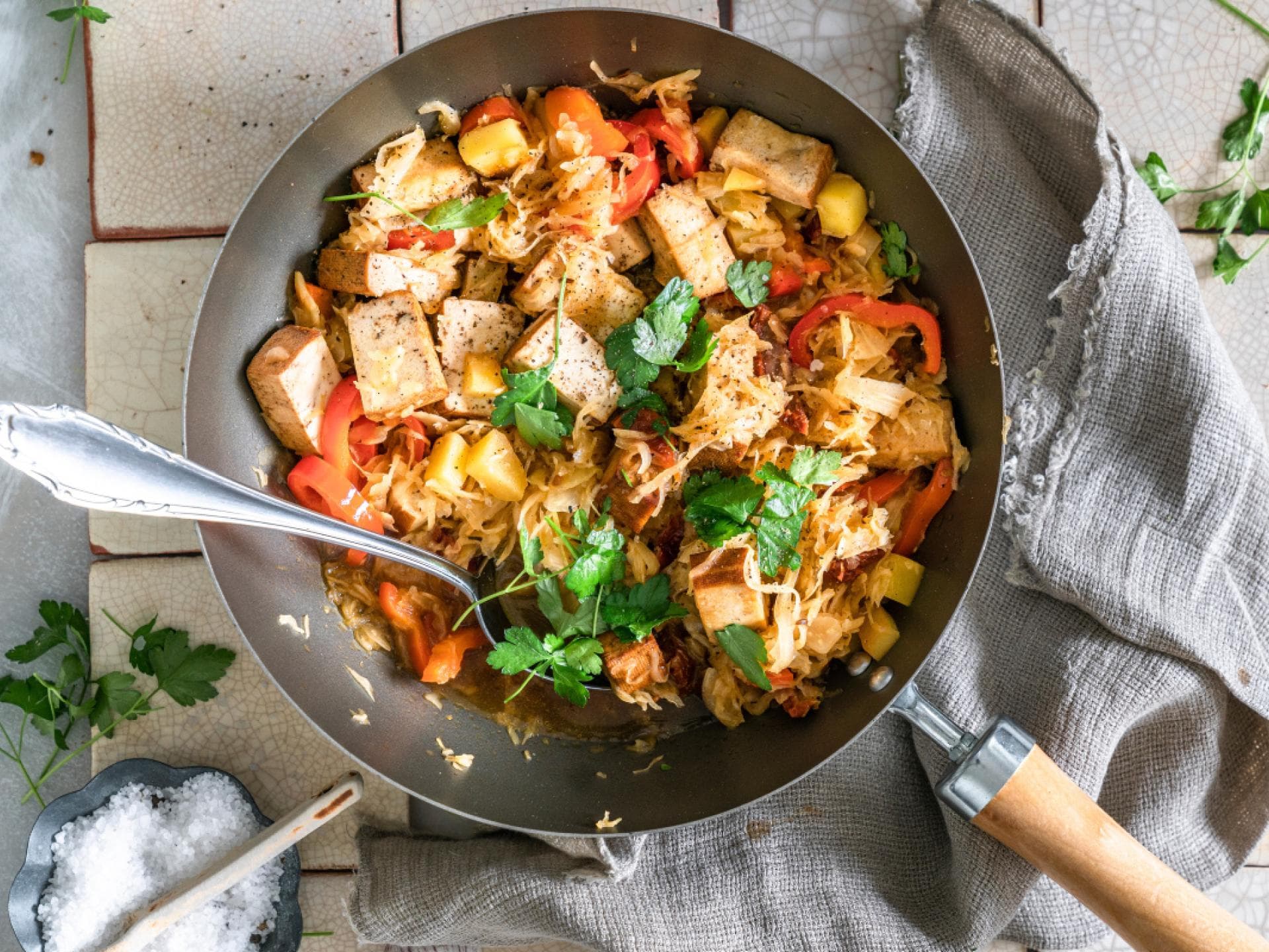 Sauerkrautpfanne mit Tofu und Kartoffeln Sauerkrautpfanne mit Tofu und Kartoffeln