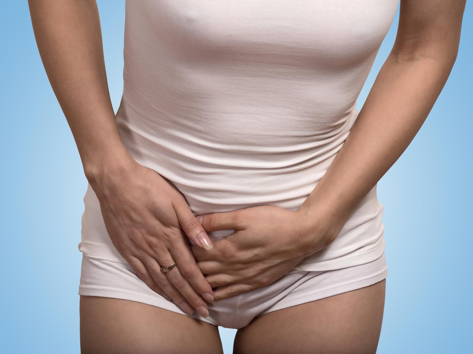Frau mit Schmerzen im Unterbauch