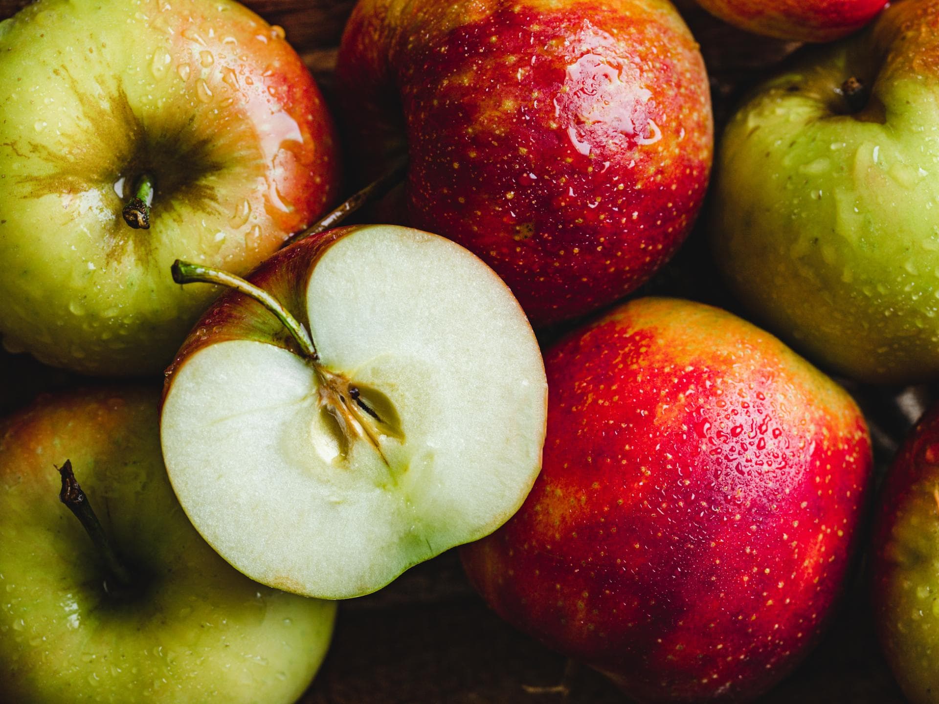 Einige Obstkerne, wie z.B. die Kerne von Äpfeln enthalten geringe Mengen an Cyanid.