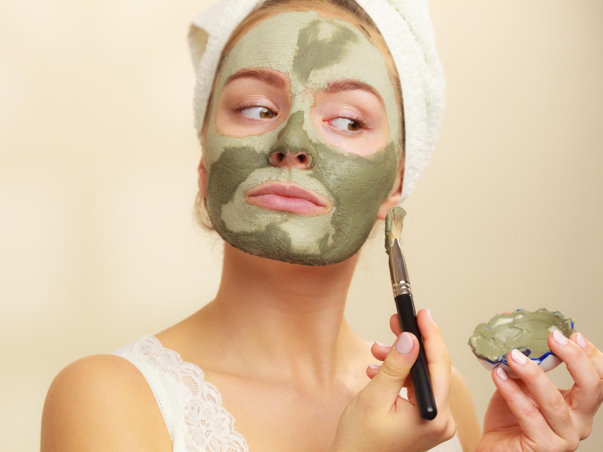 Frau mit Heilerde-Maske Frau mit Heilerde-Maske