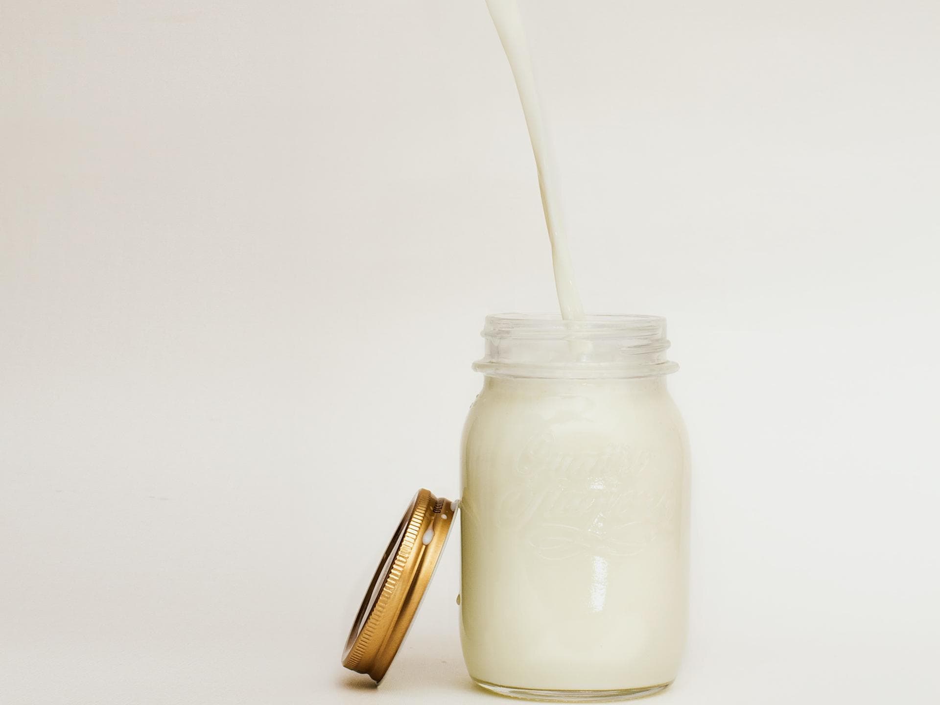 Glas mit Pflanzenmilch