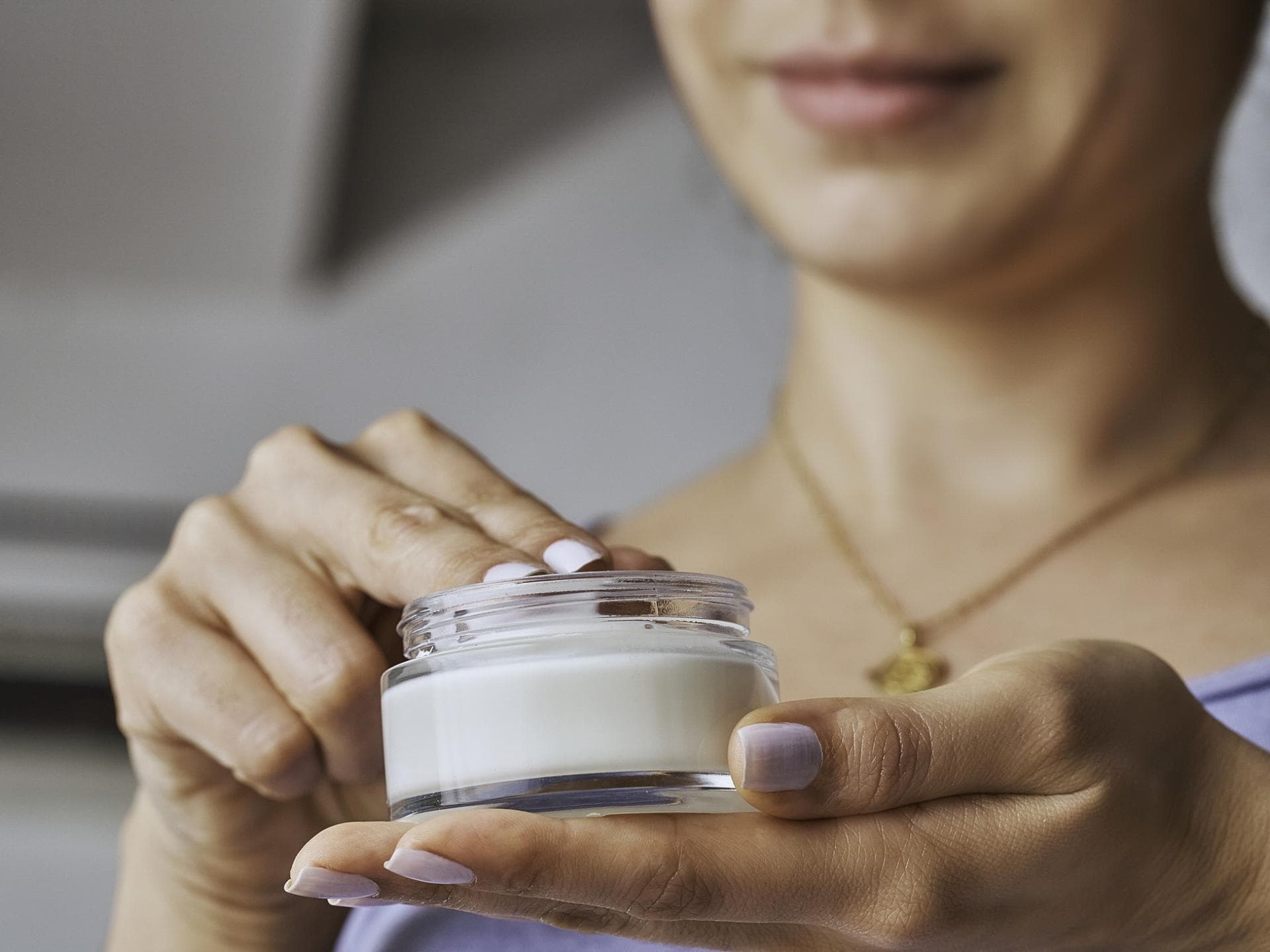 Junge Frau benutzt Deocreme