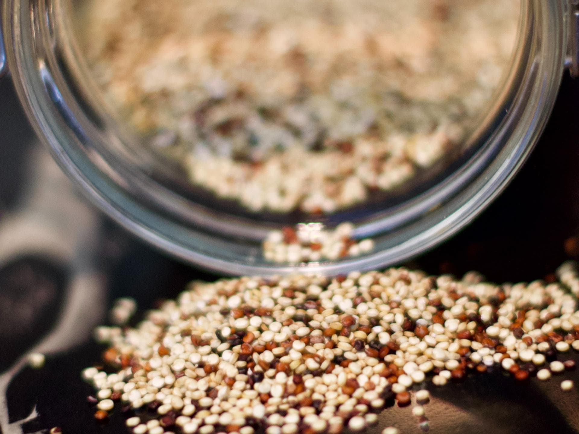 Bunte Quinoa in Glas