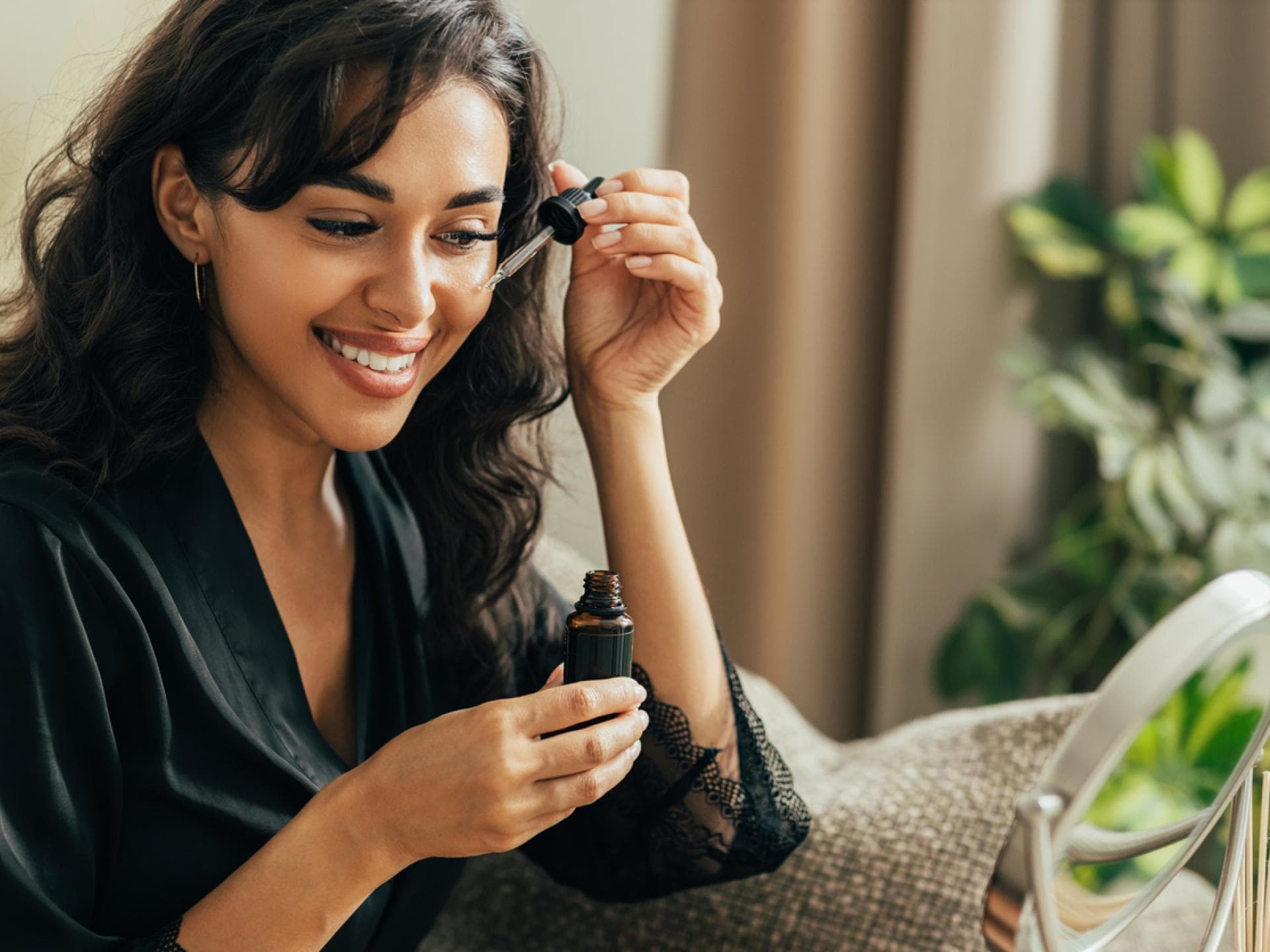 Frau trägt Retinol-Serum auf