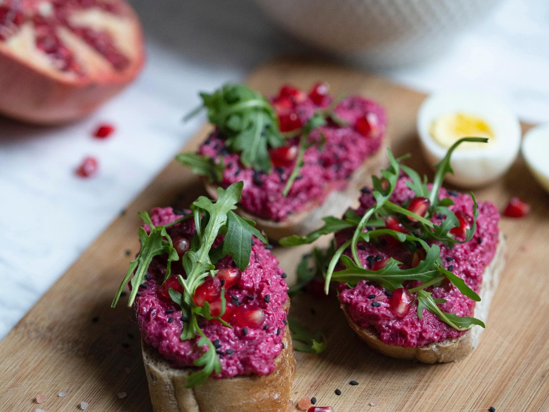 Rote-Beete-Aufstrich mit Granatapfelkernen