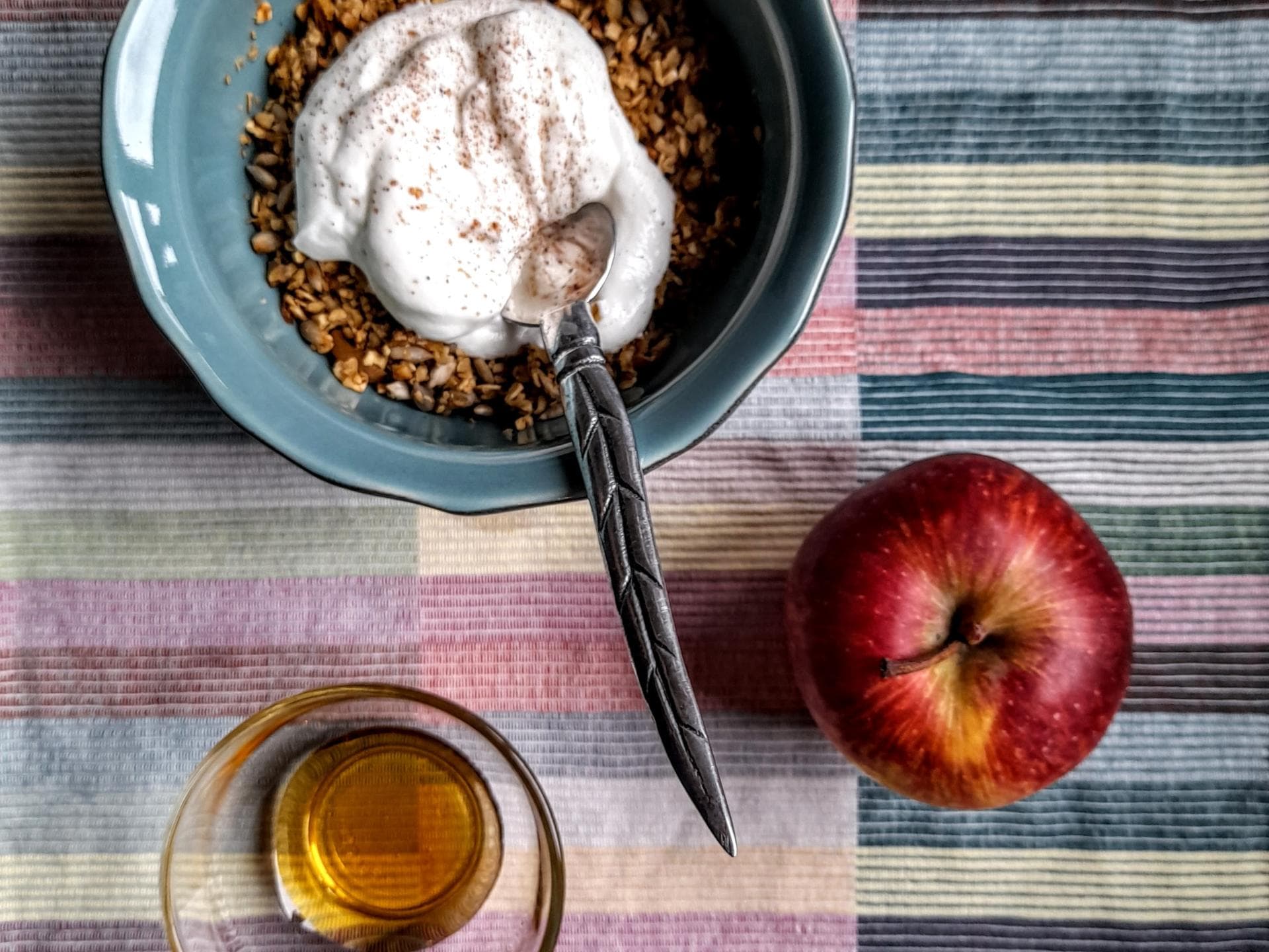Schale Skyr mit Granola und Müslie