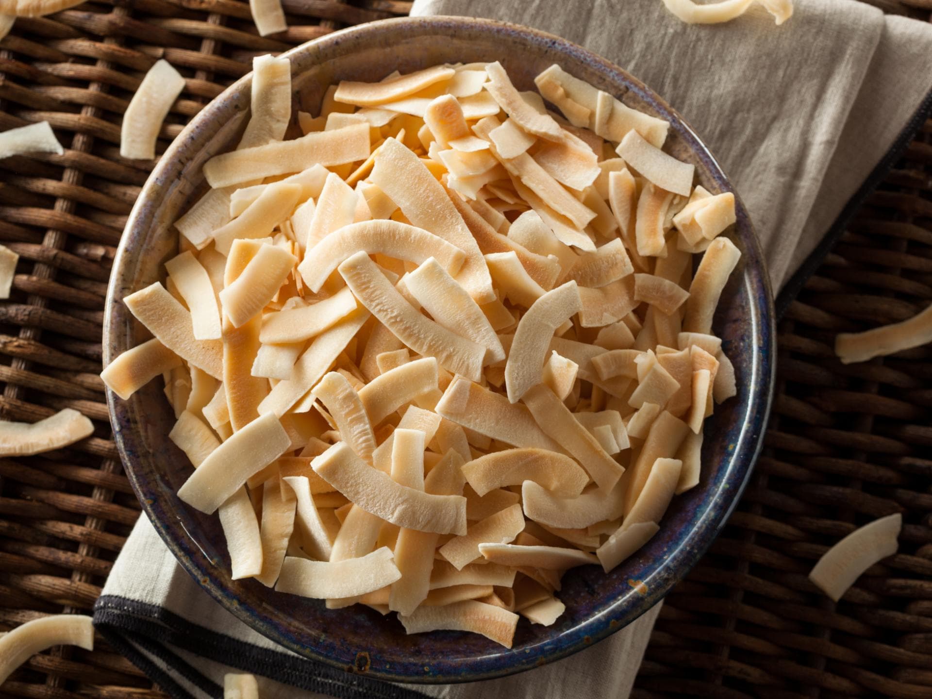 geröstete Kokoschips in einer Schale