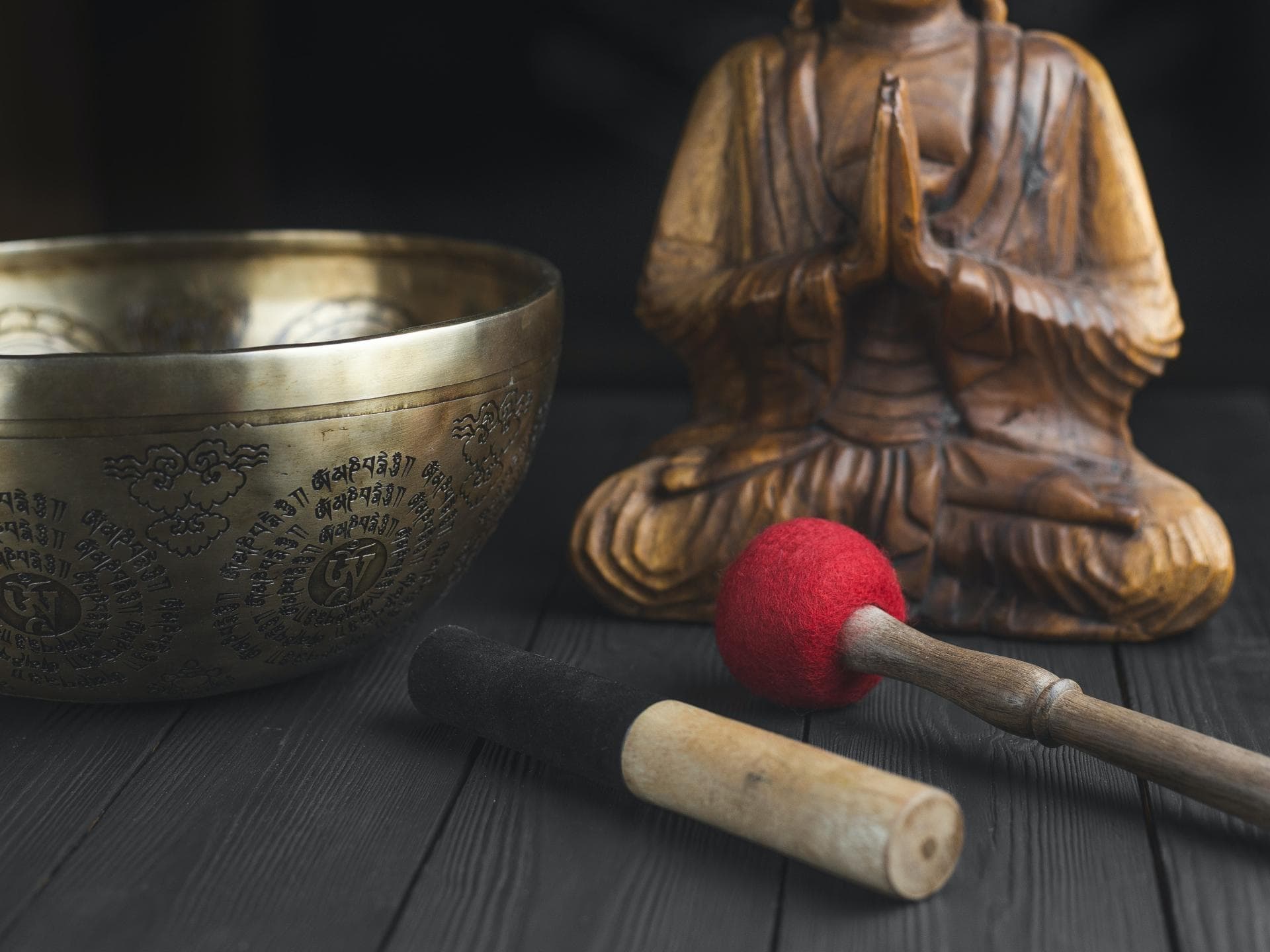 Klangschale mit Schlägel und Buddha-Statue