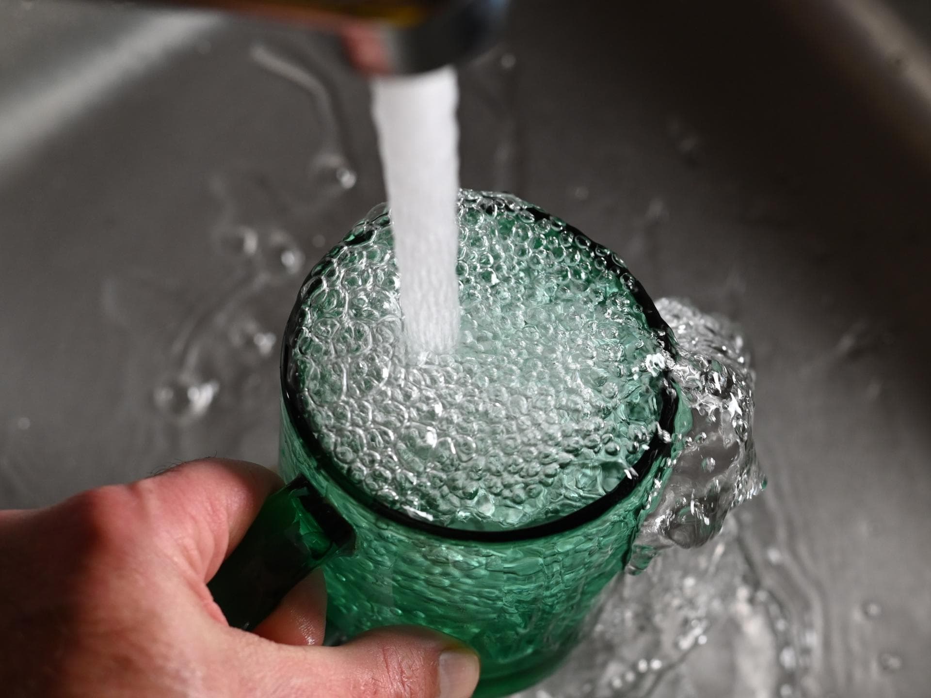 Leitungswasser wird in Glas gefüllt