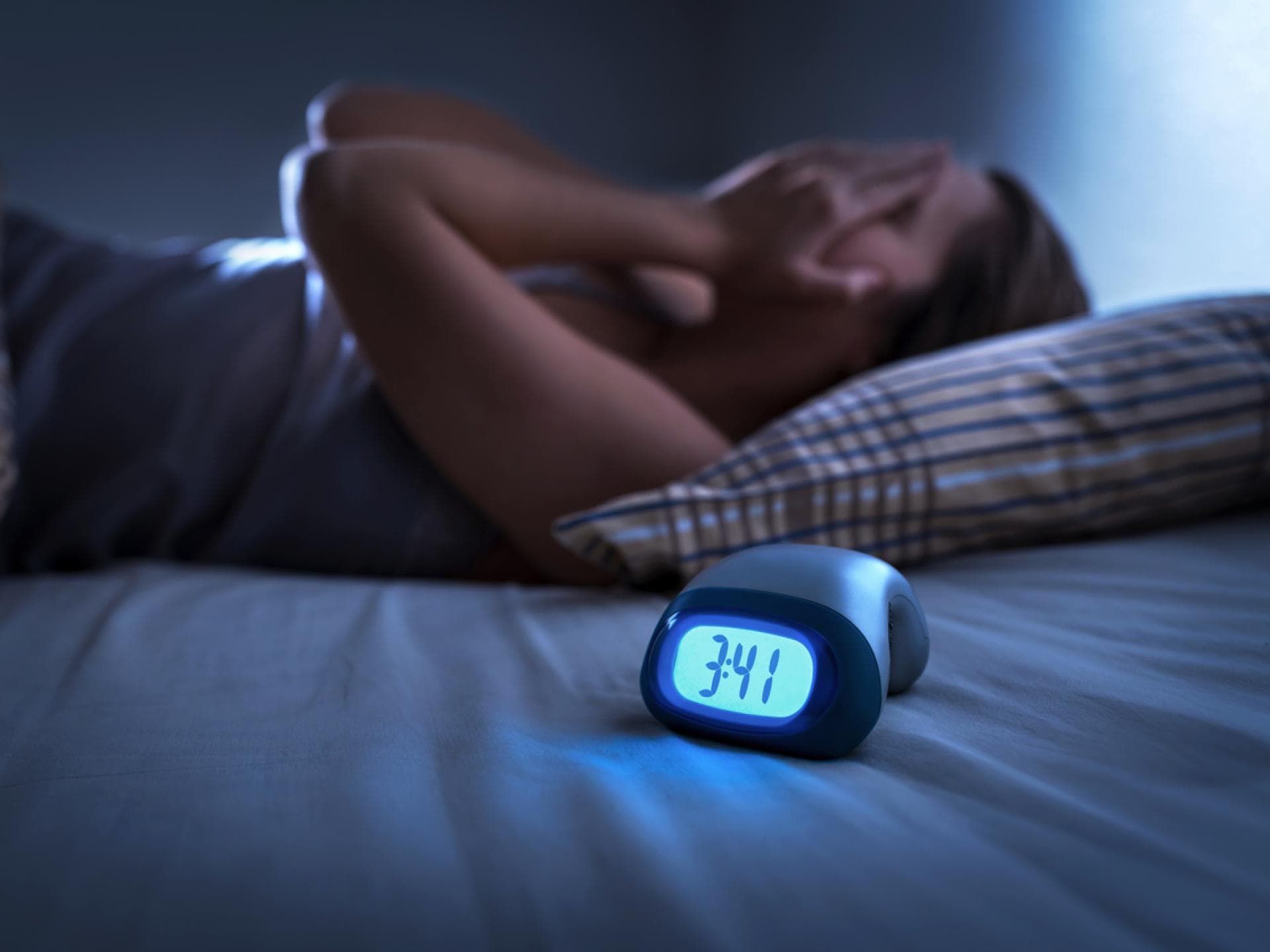 Frau mit Schlafstörungen im Bett