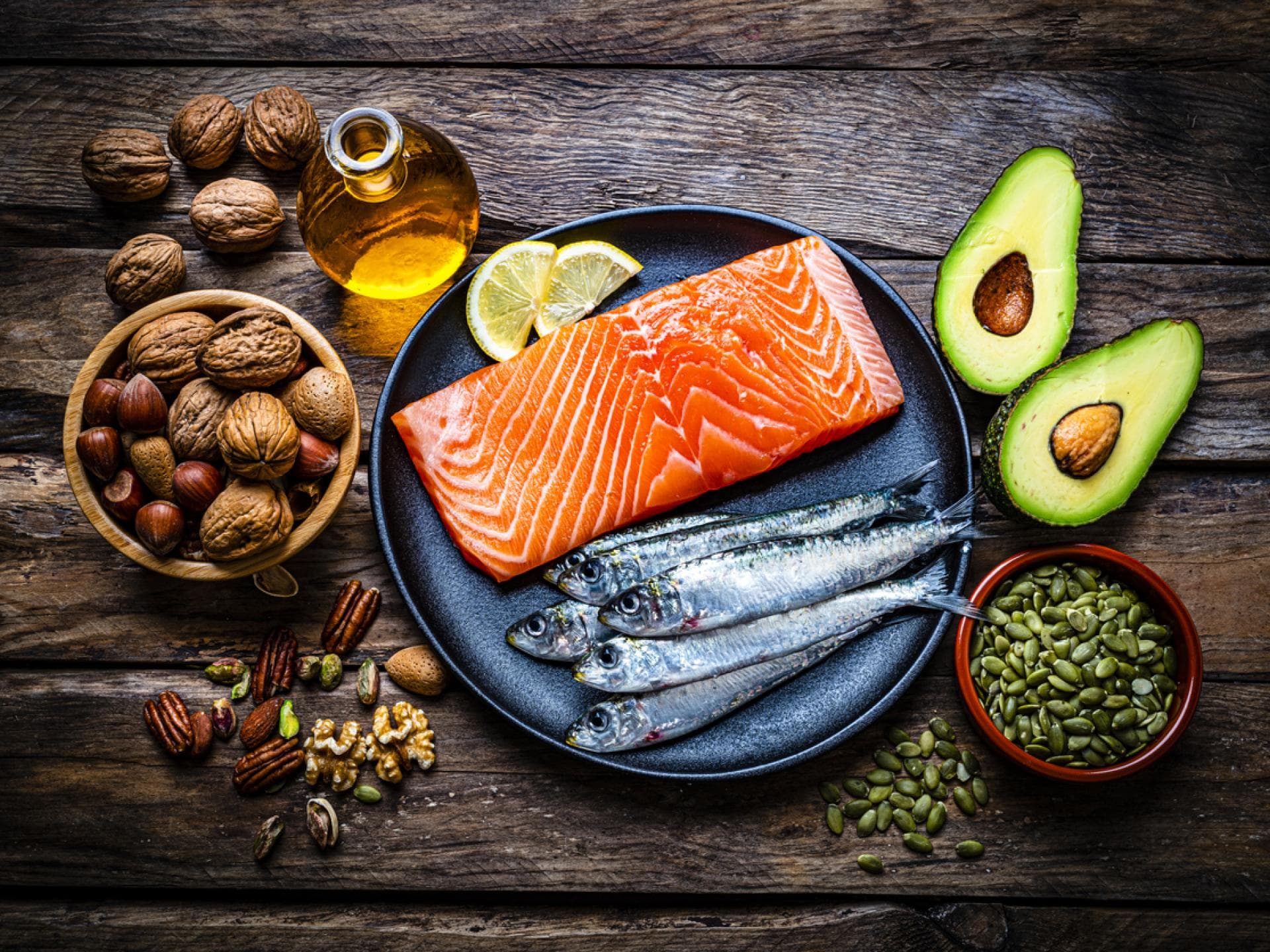 gesunde fettreiche Lebensmittel wie Fisch und Nüsse