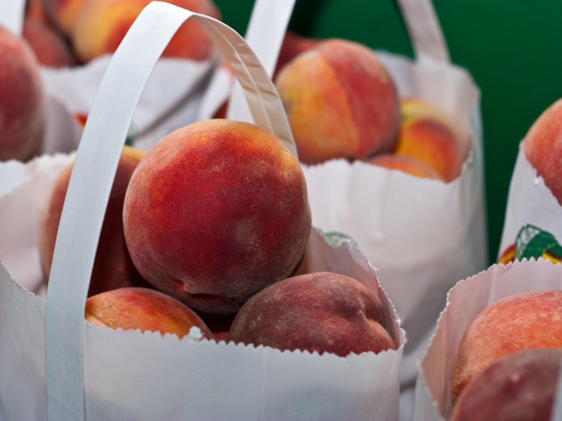 Pfirsiche enthalten hohe Mengen an Fruchtzucker und können bei manchen Menschen Blähungen verursachen. Pfirsiche enthalten hohe Mengen an Fruchtzucker und können bei manchen Menschen Blähungen verursachen.