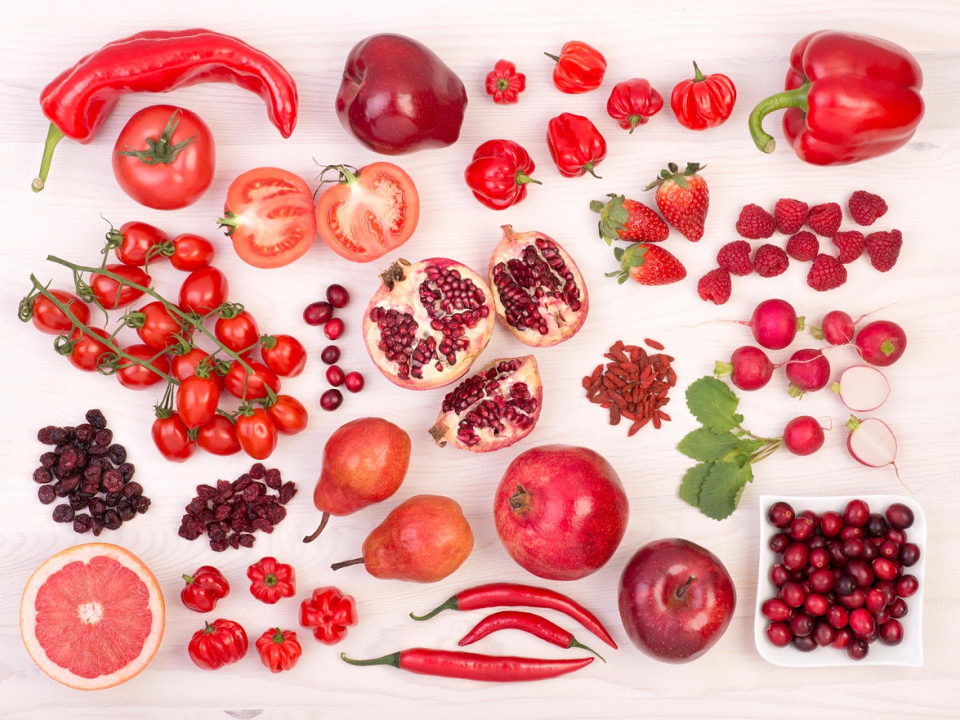 Flatlay von verschiedenen roten Gemüsesorten und Obststorten