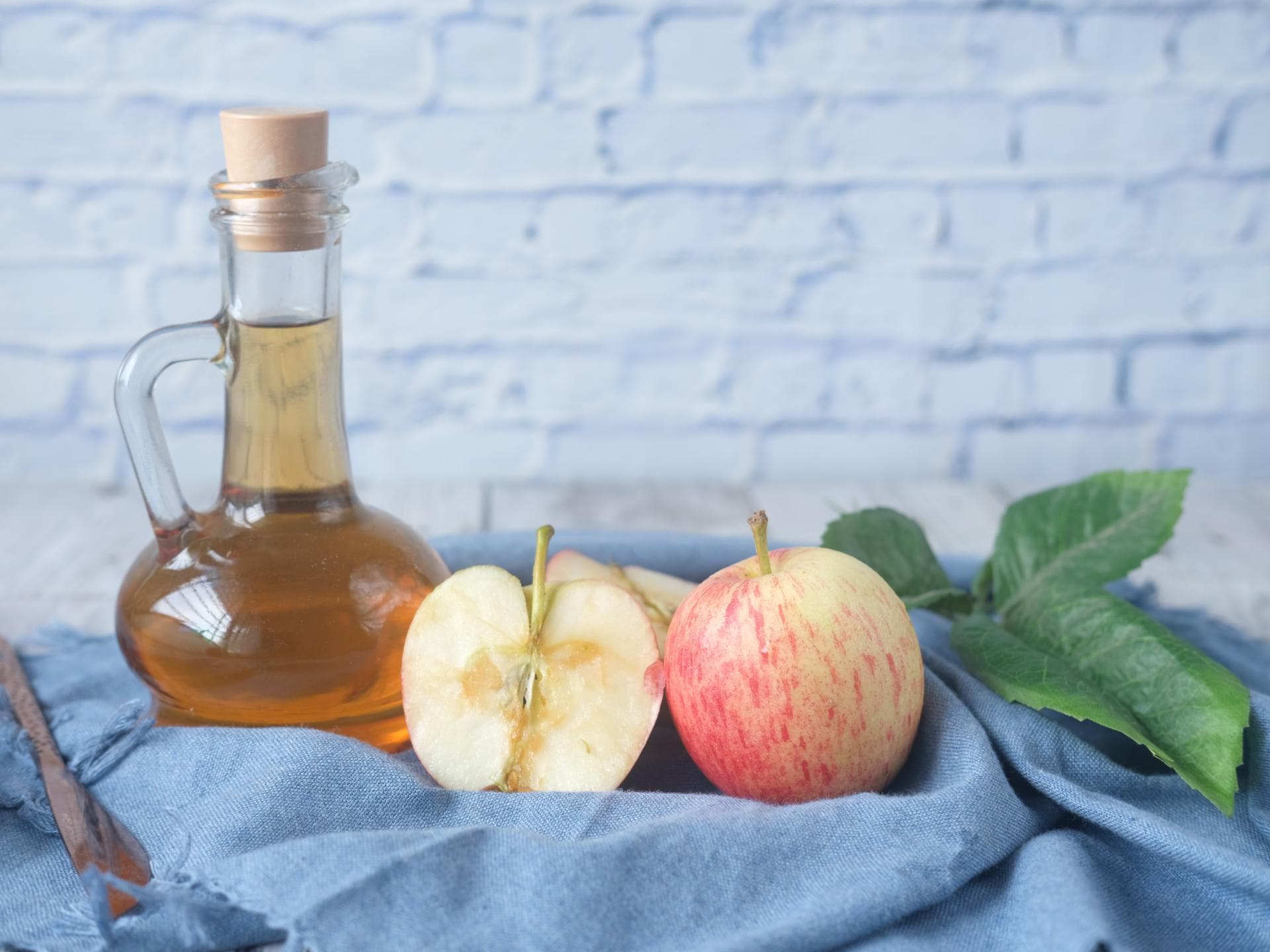 Apfelesig und aufgeschnittene Äpfel