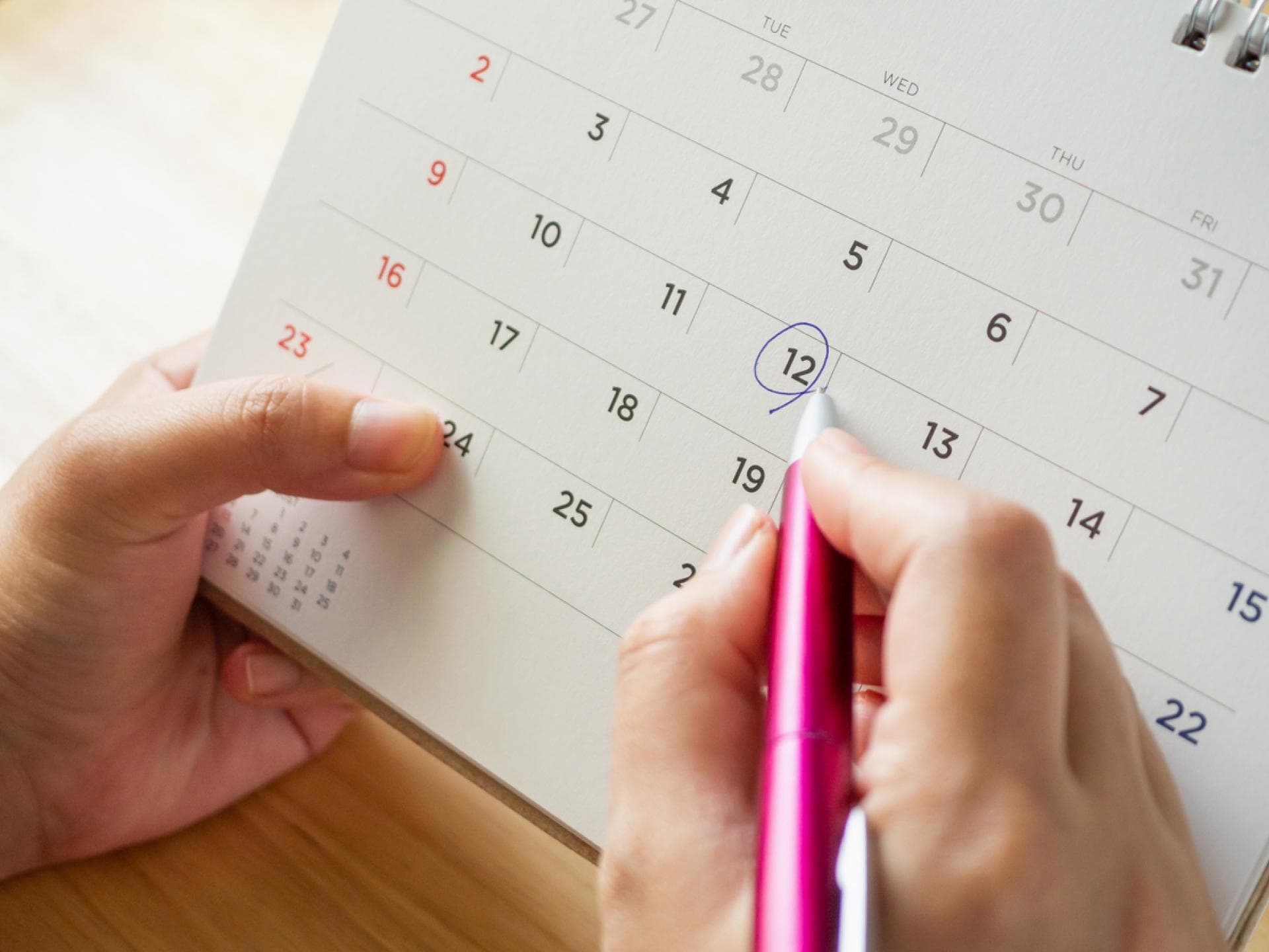 Frau berechnet ihren Eisprung am Kalender