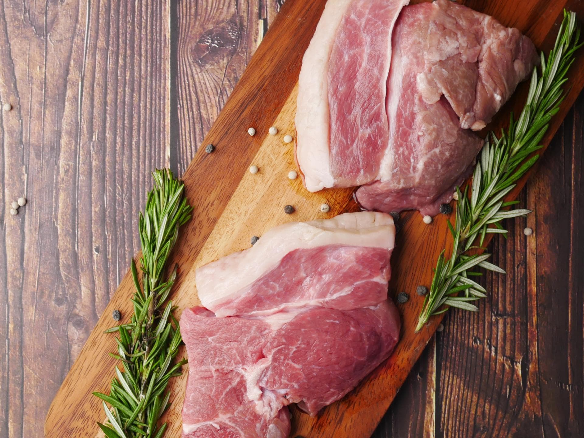 Rotes Fleisch auf Holzbrett Rotes Fleisch auf Holzbrett