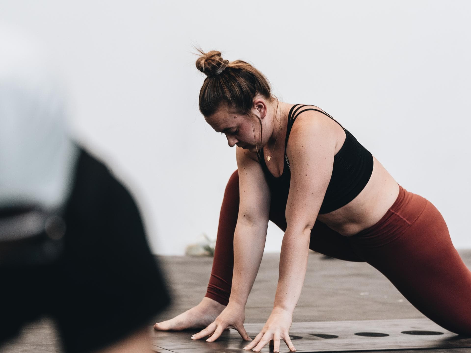 Frau dehnt Hüfte beim Yoga