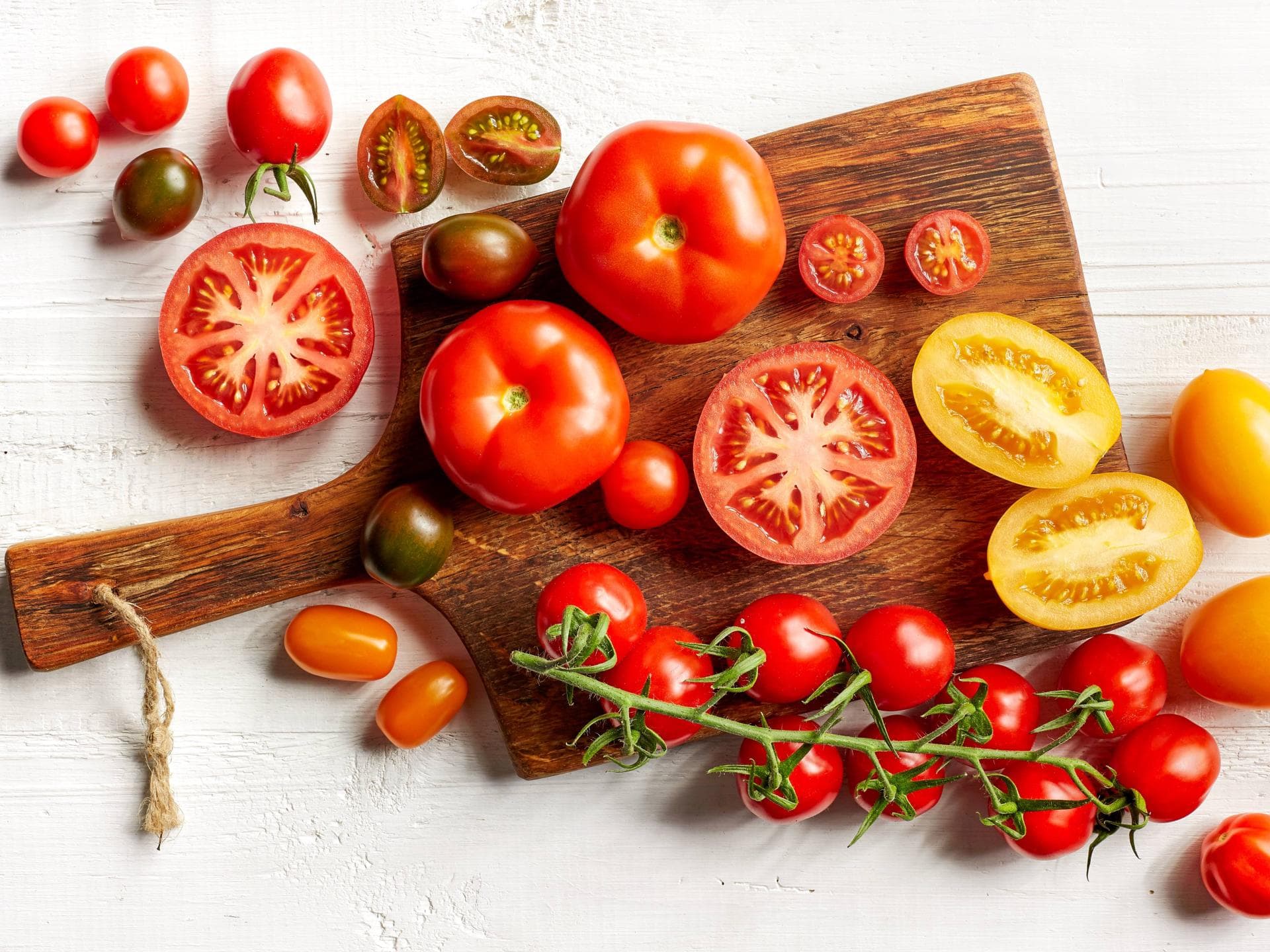 Verschiedene Tomaten auf Holzbrett