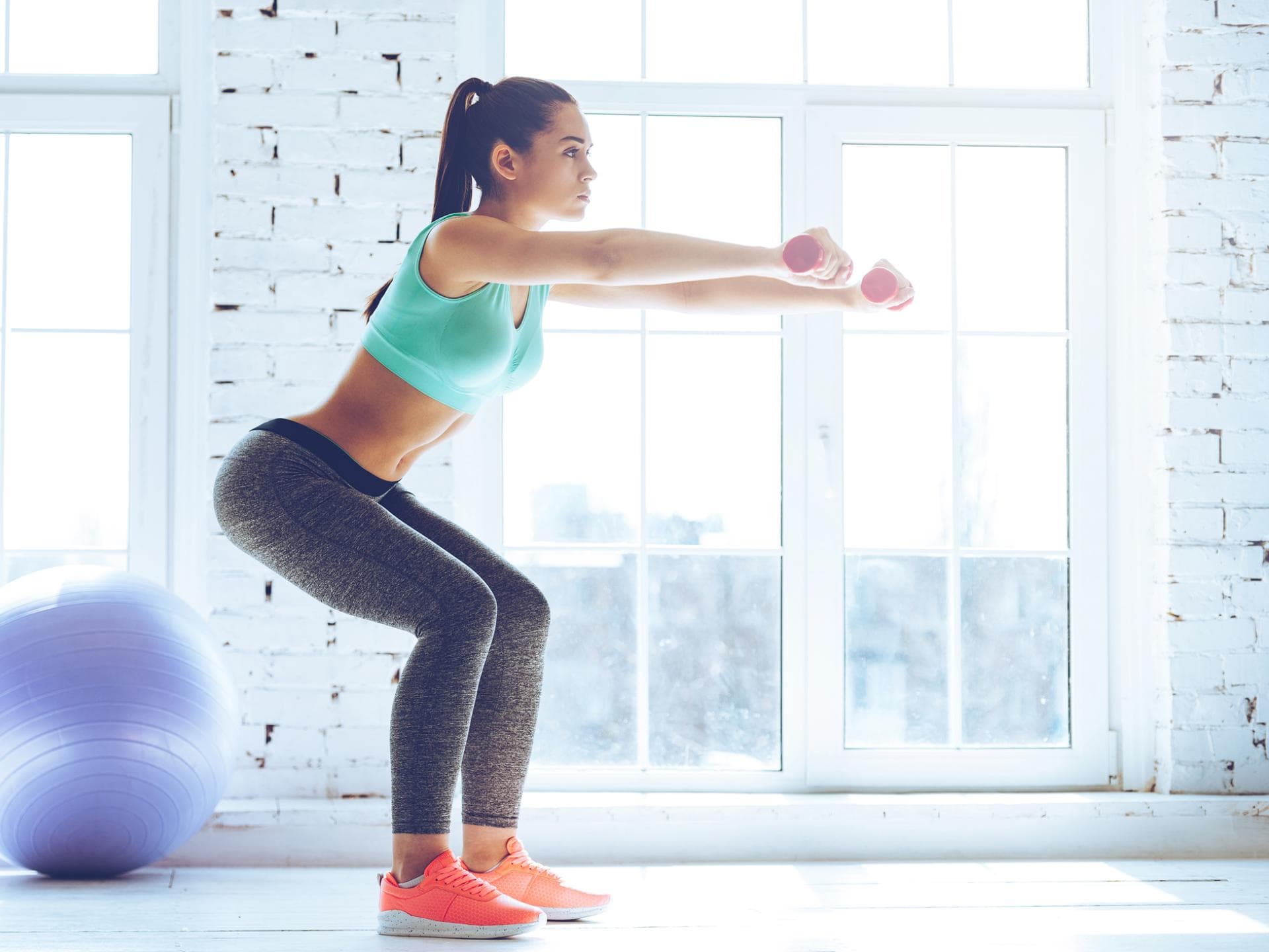 Frau macht Squats Frau macht Squats