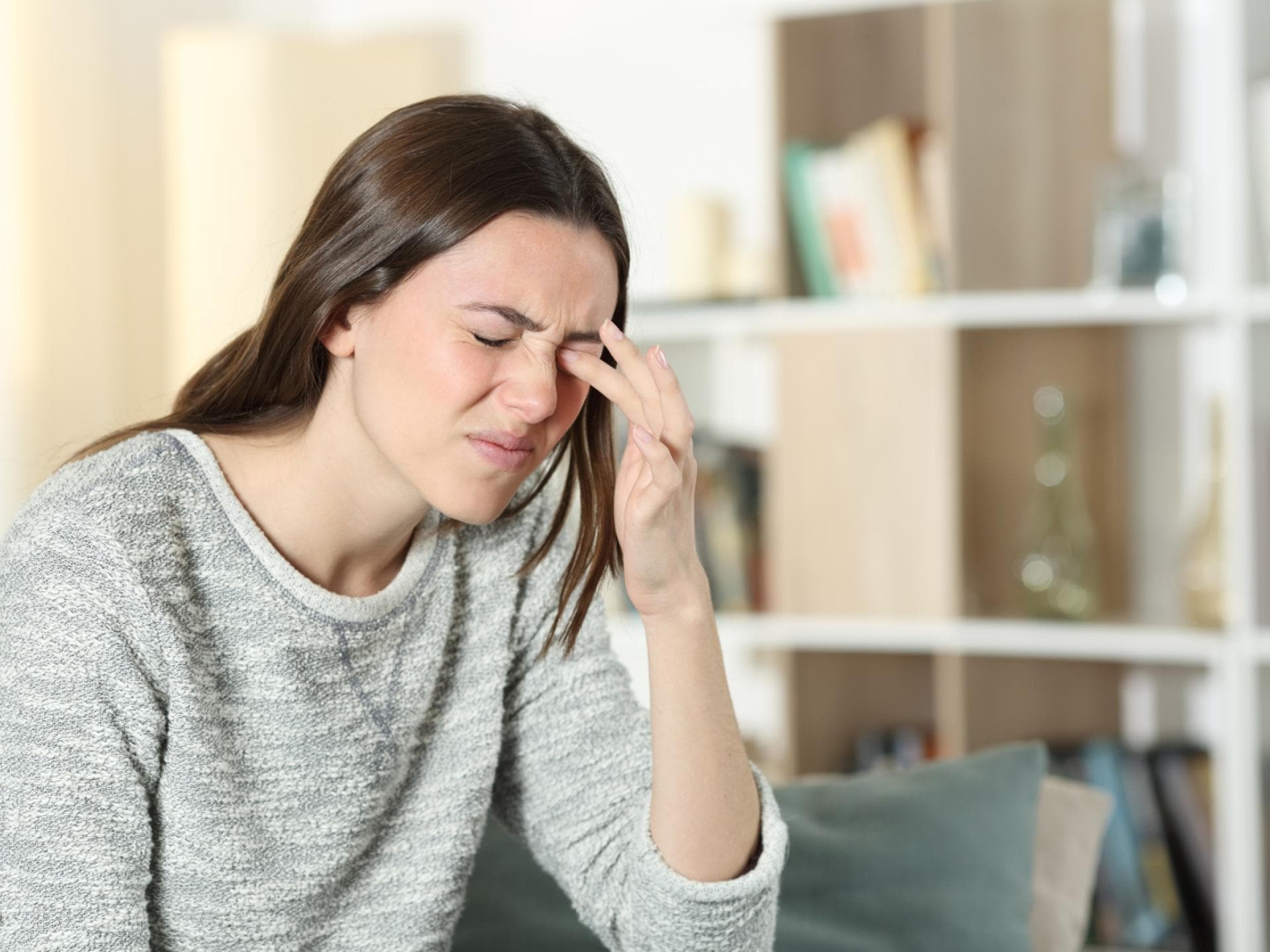 Frau mit Schermzen im Auge