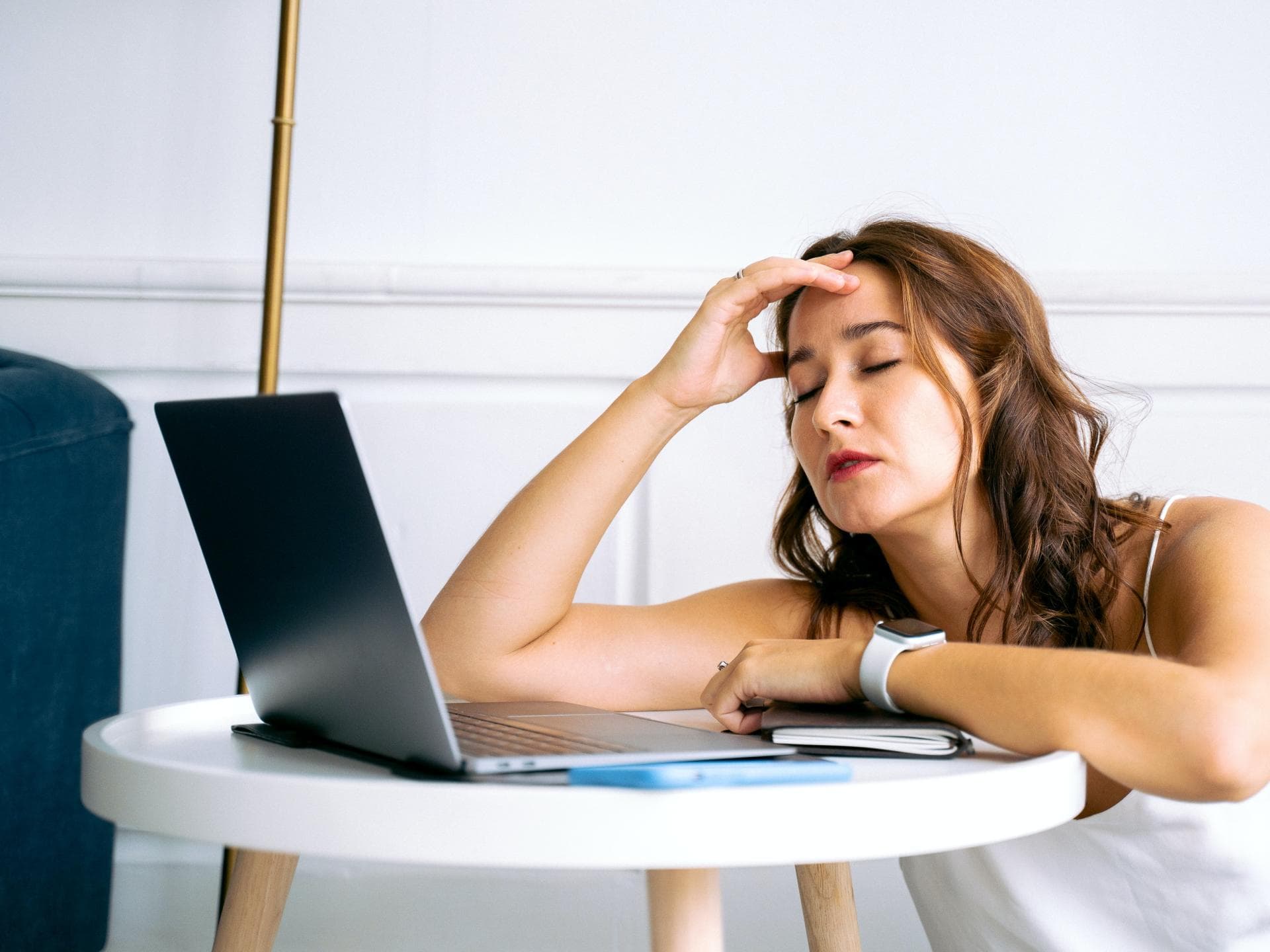Frau hat Kopfschmerzen im Homeoffice