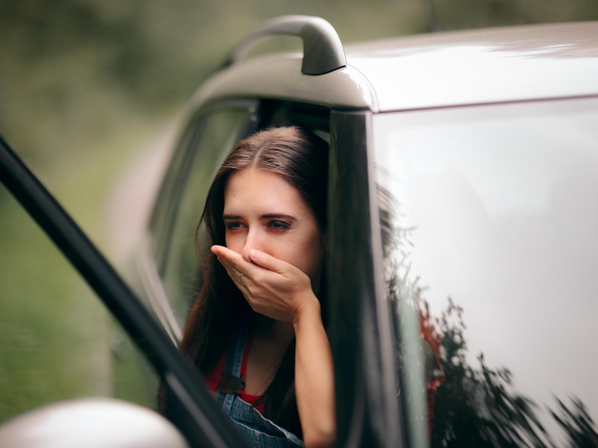 Frau wird übel im Auto