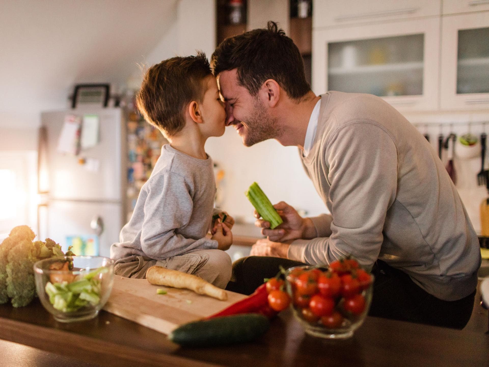 Vater und Sohn in Küche