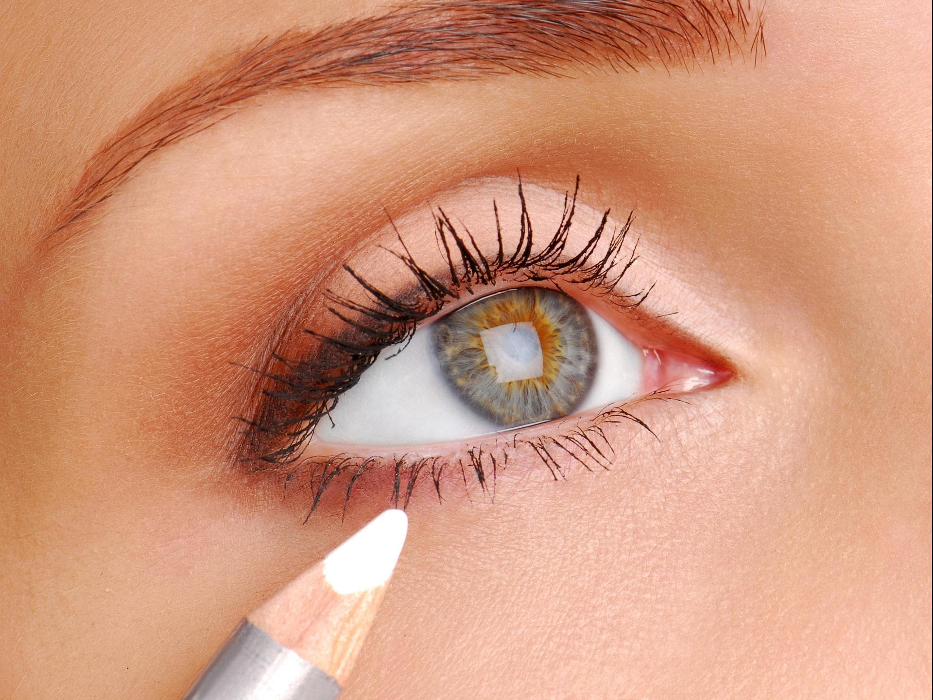 Weißer Kajal am Auge