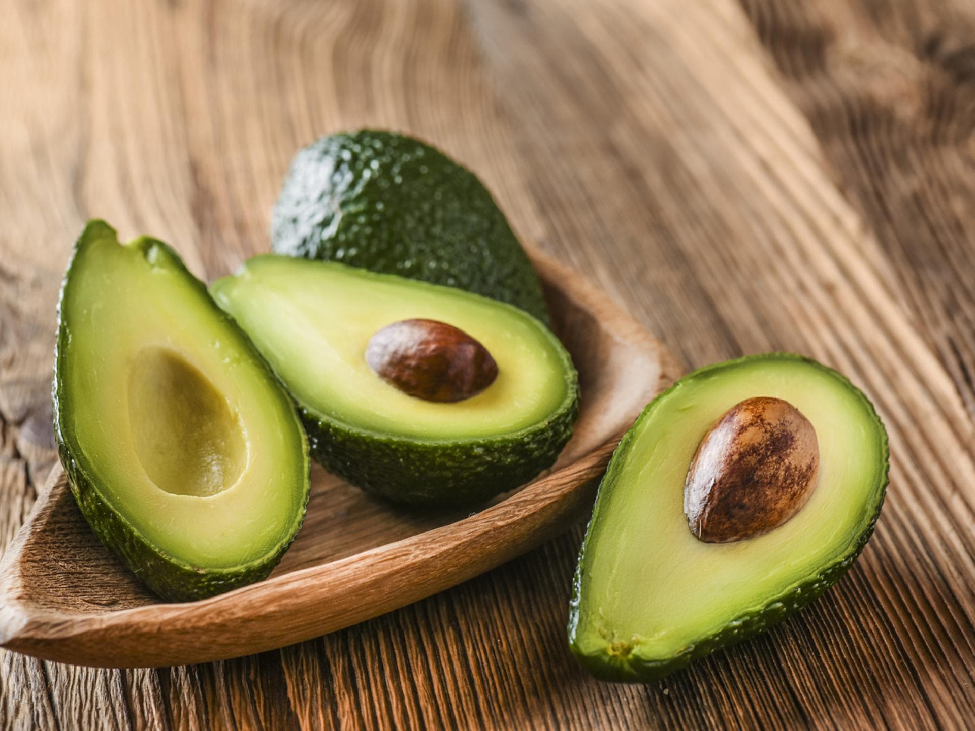 frisch aufgeschnittene Avocados 