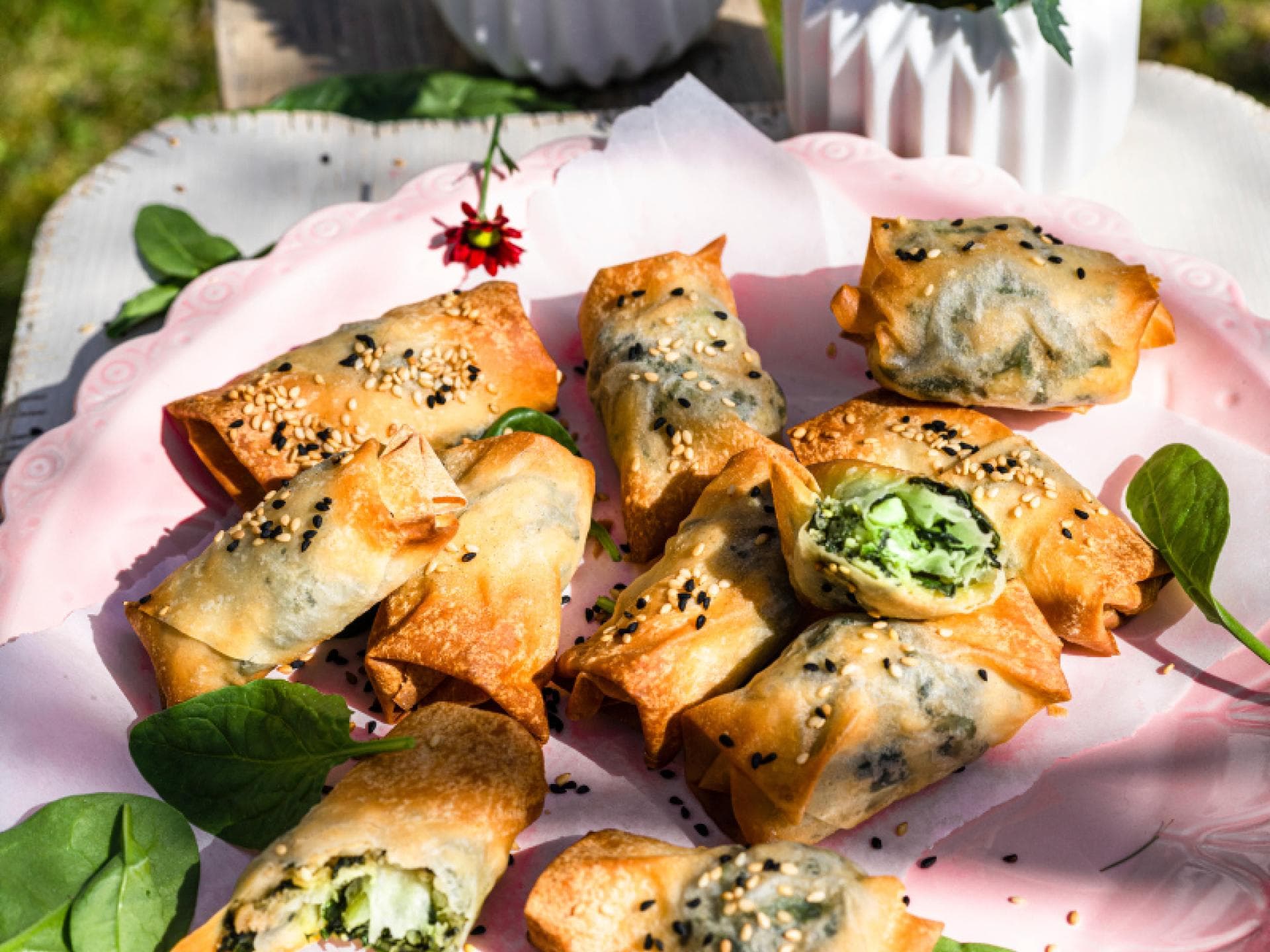 Kleine Börek mit Schwarzkümmel und Spinat