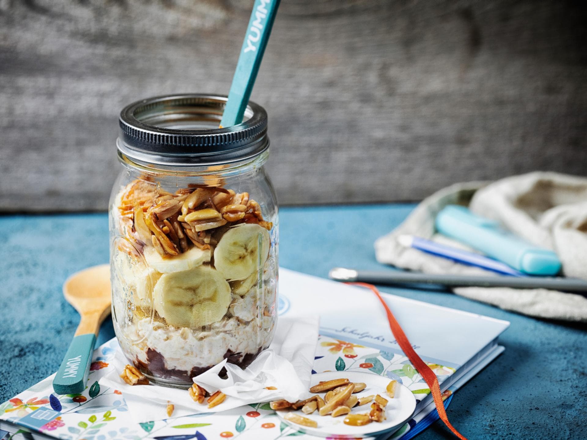 Porridge im Einmachglas als Frühstück